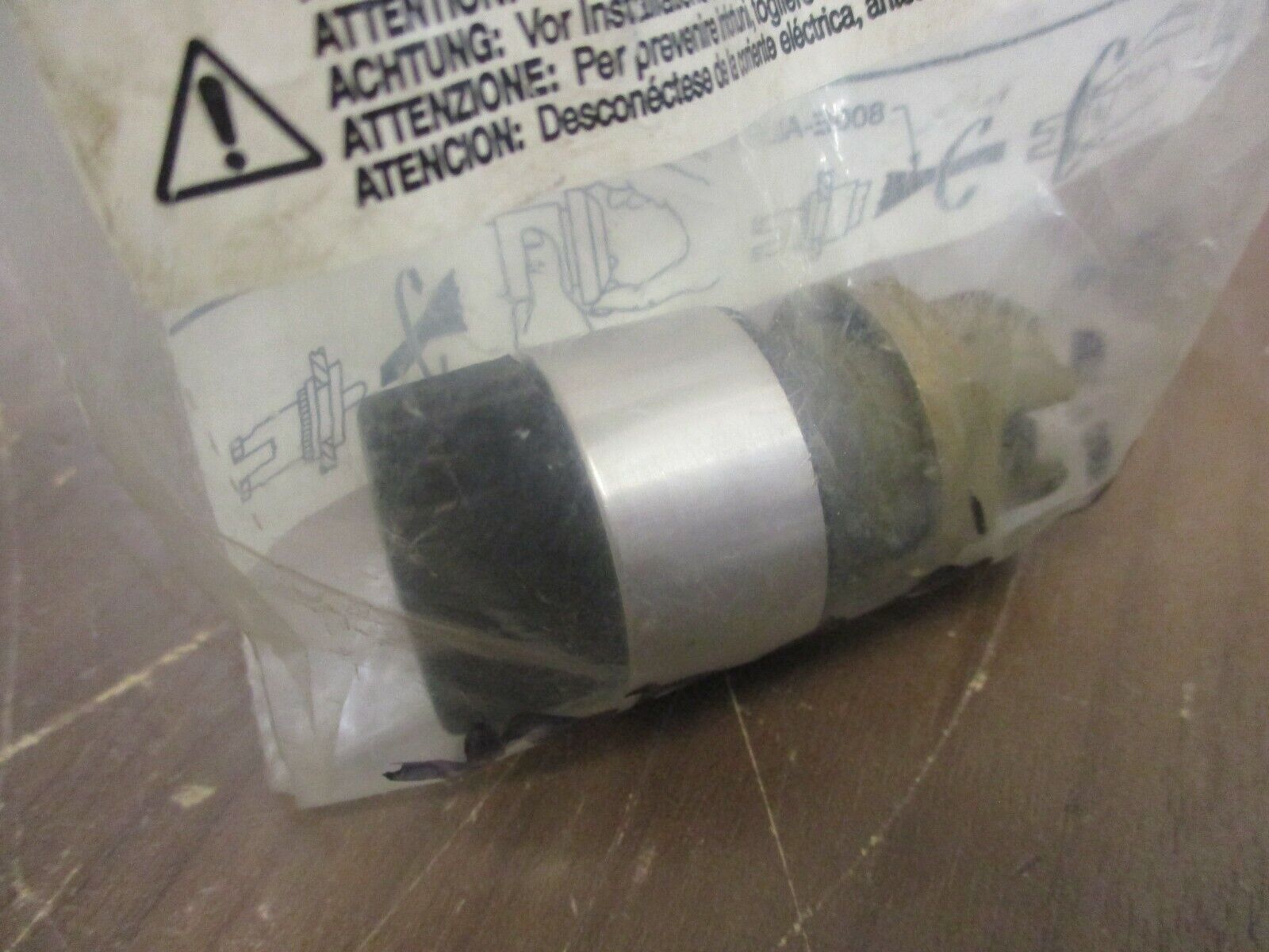 Allen-Bradley Spring Return Selector Switch 800EM-SR32C1 Ser A Black New Surplus