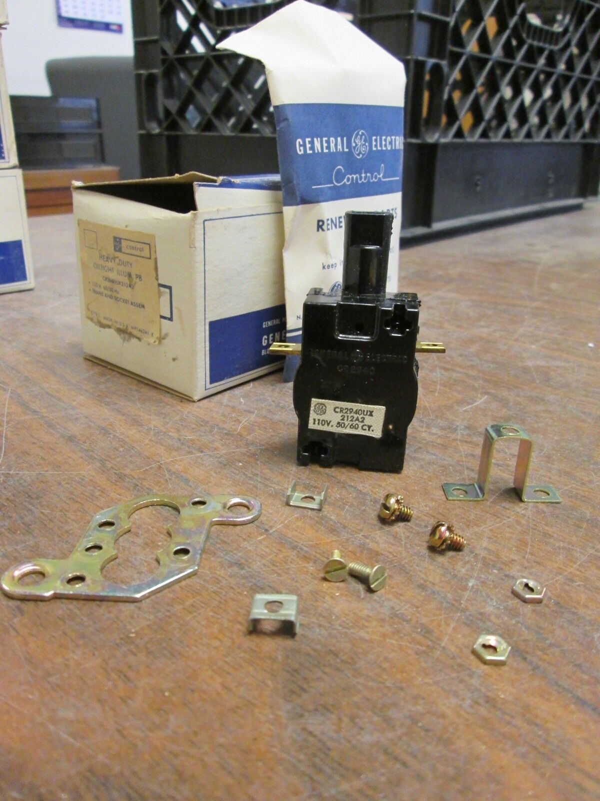 GE Heavy-Duty Oiltight Illuminated Pushbutton CR2940UX212A2 Lot of 2 New Surplus