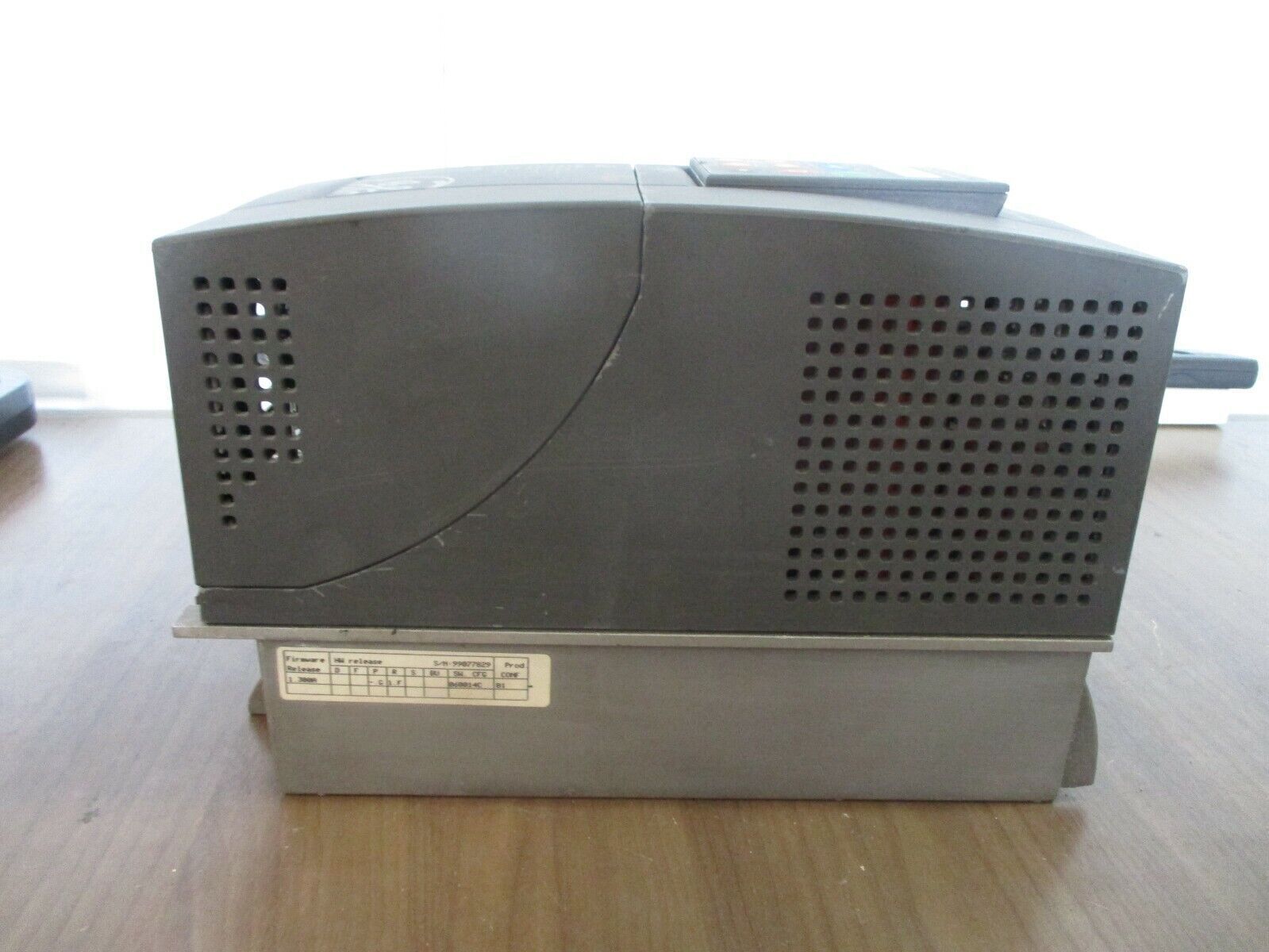 GE AV-300I AC Drive 6KAVI43005Y1B1 5HP 3Ph Input: 400-480 VAC w/ Keypad Used