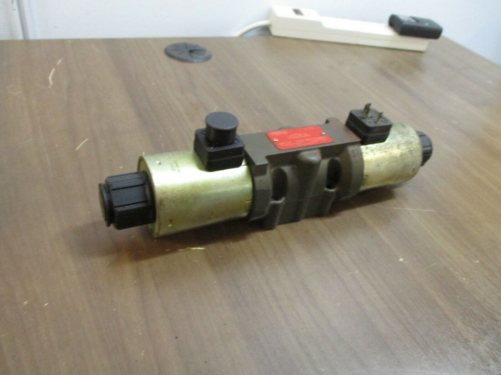 Argo Hytes Directional Control Valve RPE4-103Y11/12060E5 120VAC Used