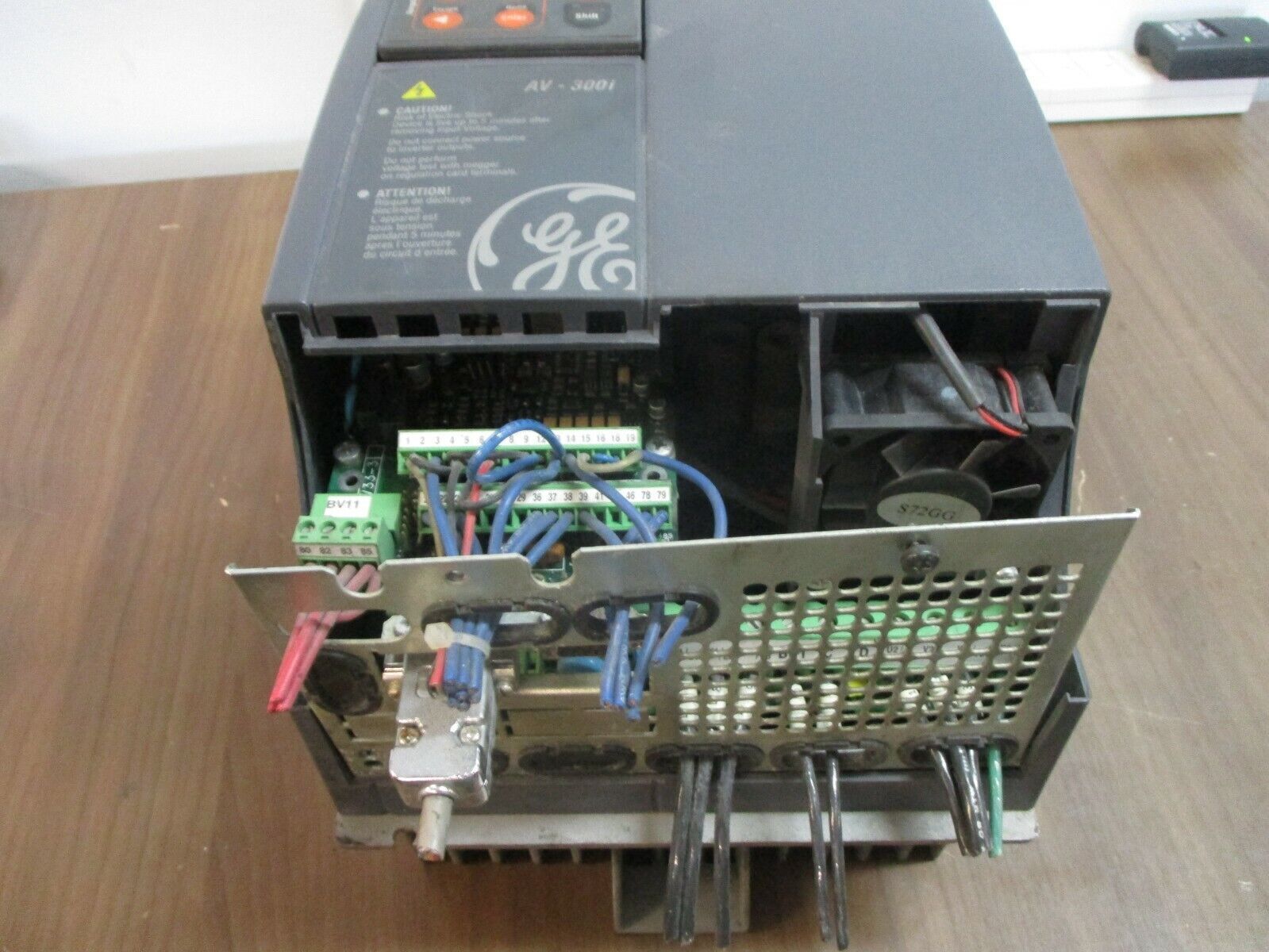 GE AC-300i AC Drive 6KAVI43015Y1B2 15HP 3Ph w/ Keypad *No Terminal Cover* Used