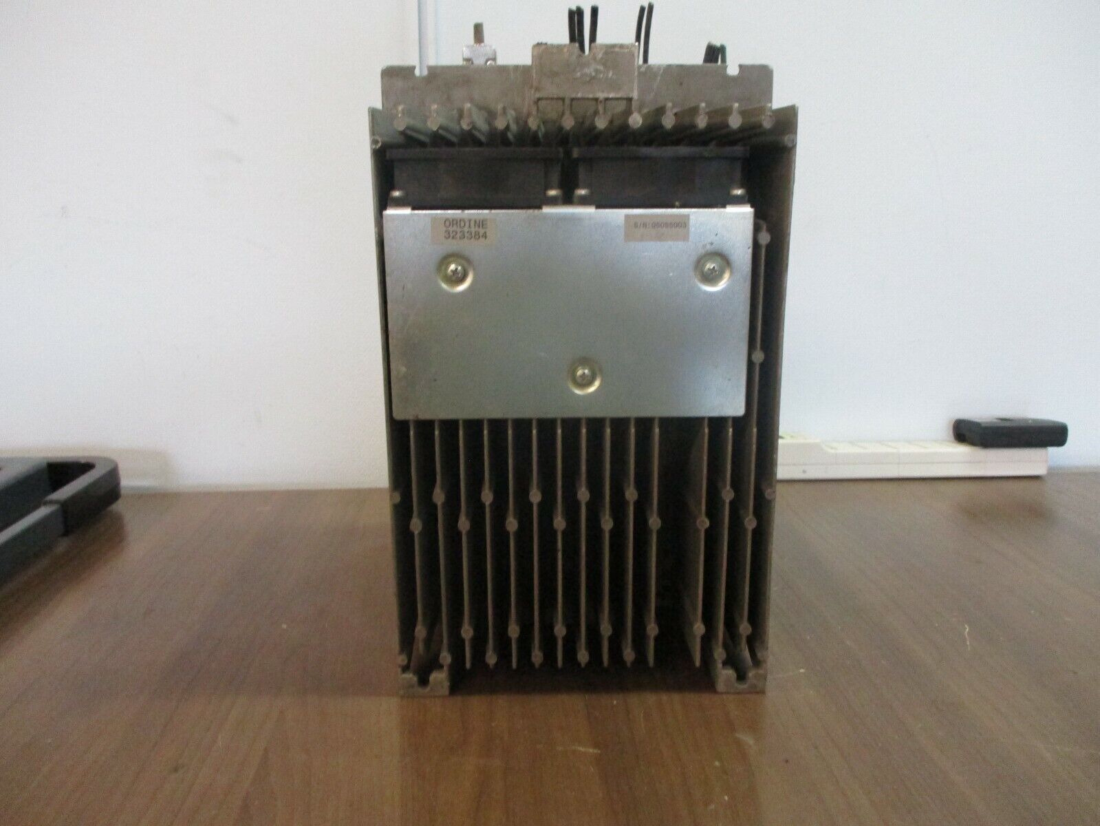 GE AC-300i AC Drive 6KAVI43015Y1B2 15HP 3Ph w/ Keypad *No Terminal Cover* Used