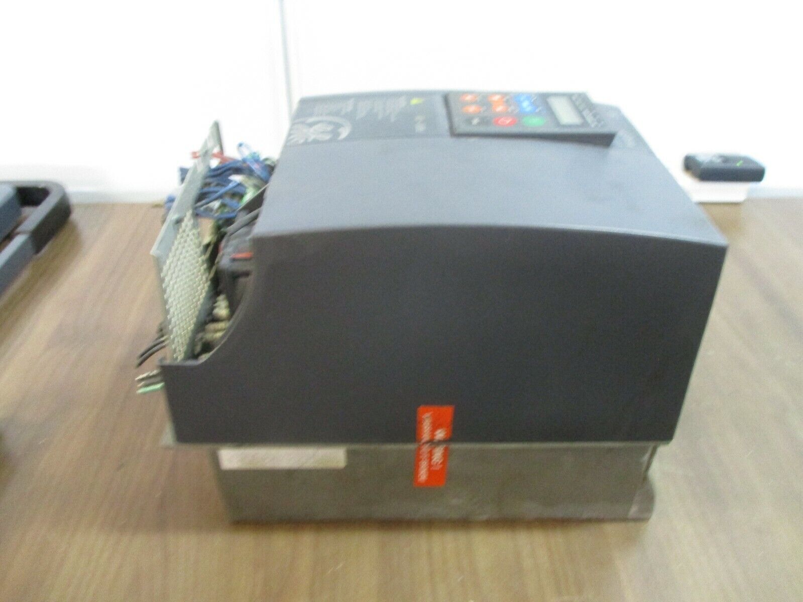 GE AC-300i AC Drive 6KAVI43015Y1B2 15HP 3Ph w/ Keypad *No Terminal Cover* Used