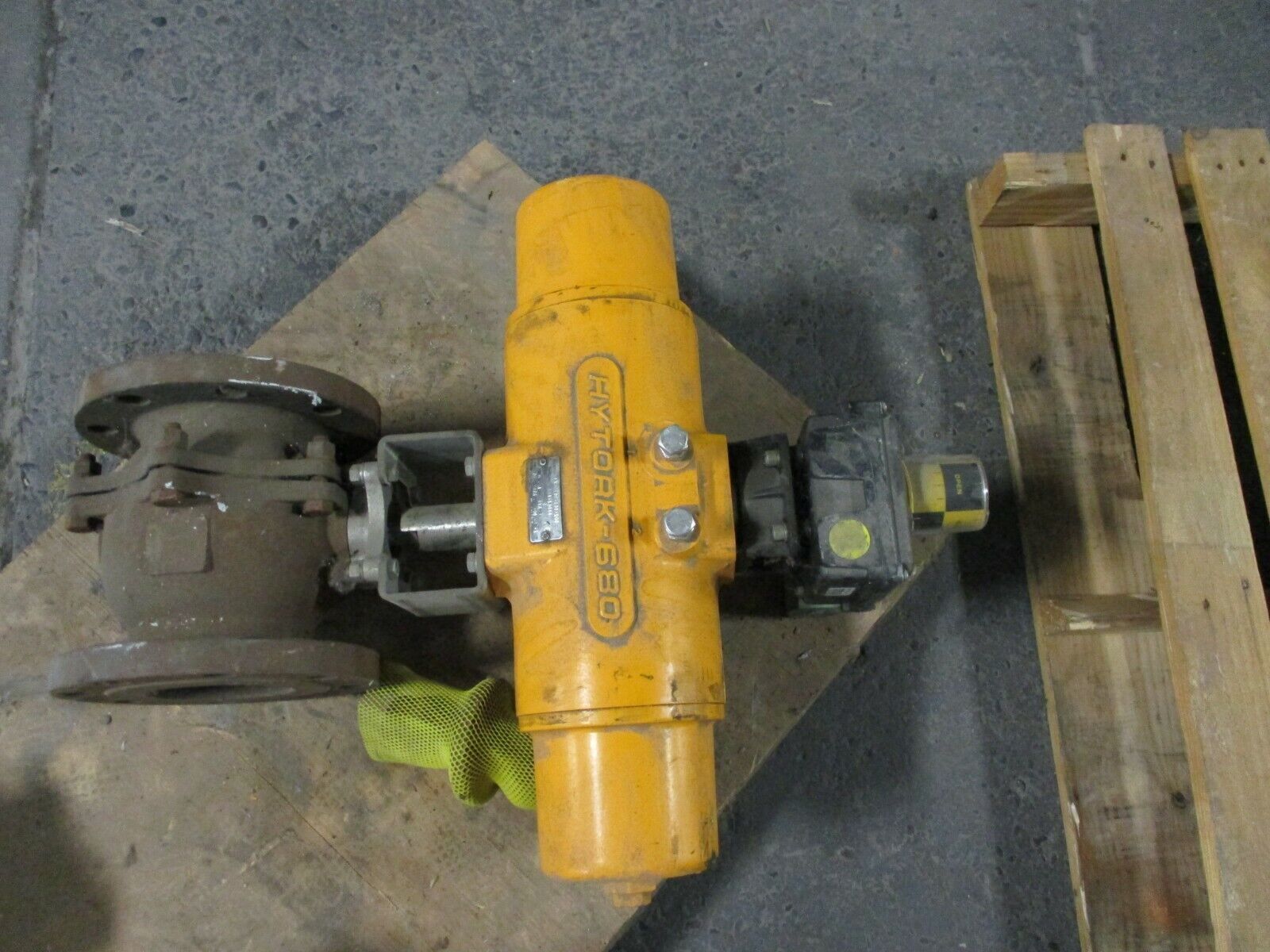 Hytork 680 Actuated Valve w/Accutrak Duel Display Monitor EIA-0680-S80-A00 Used