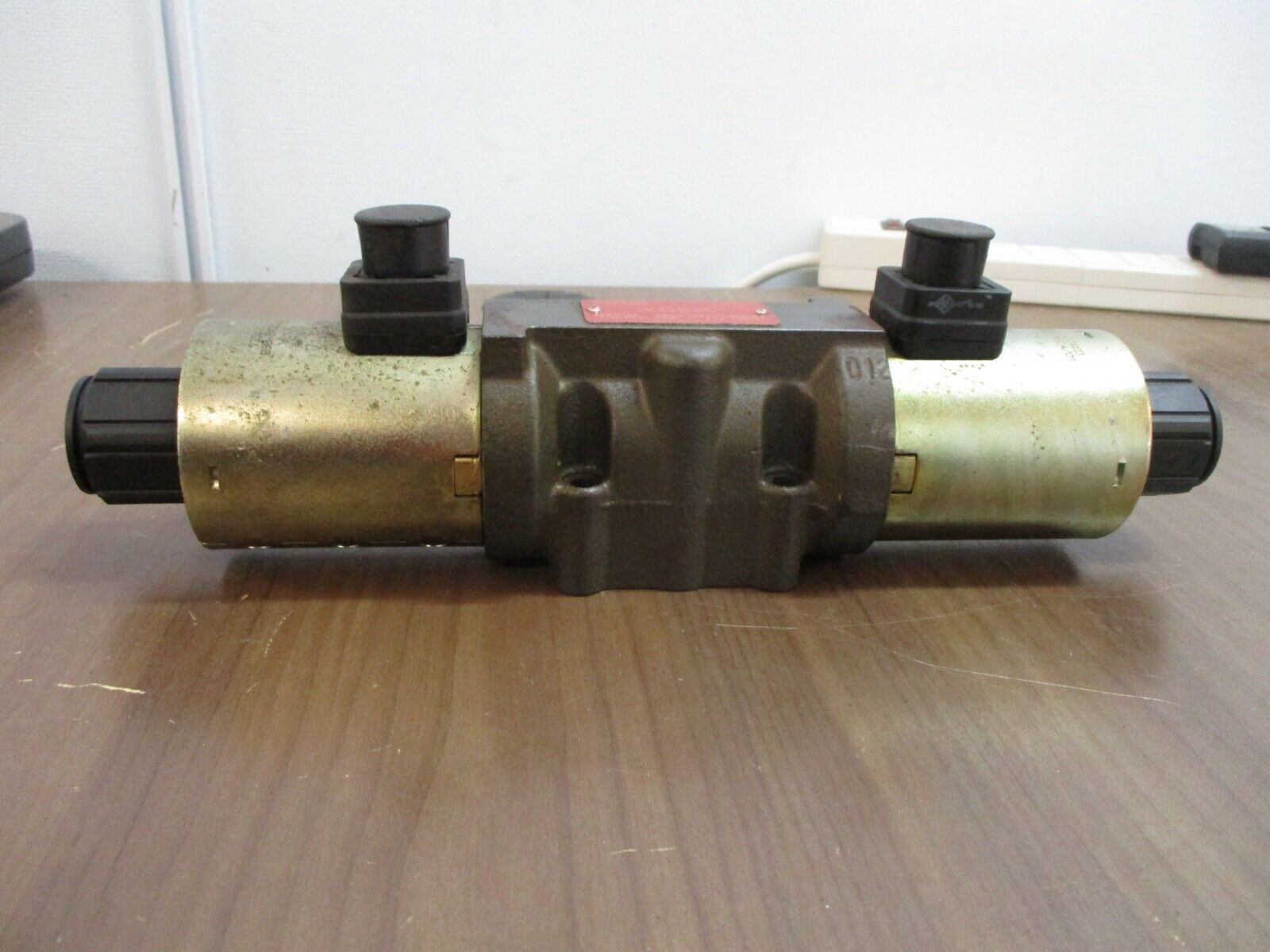 Argo Hytes Directional Control Valve RPE4-103Y11/12060E5 120 VAC Used