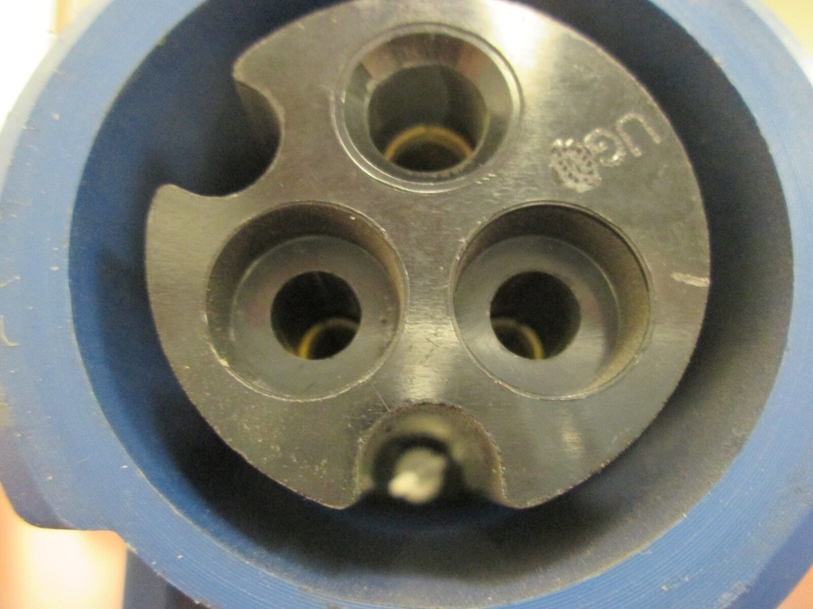 Hubbell Connector 320C6W 20A 250VAC 2P 3W *NO CAP* Used