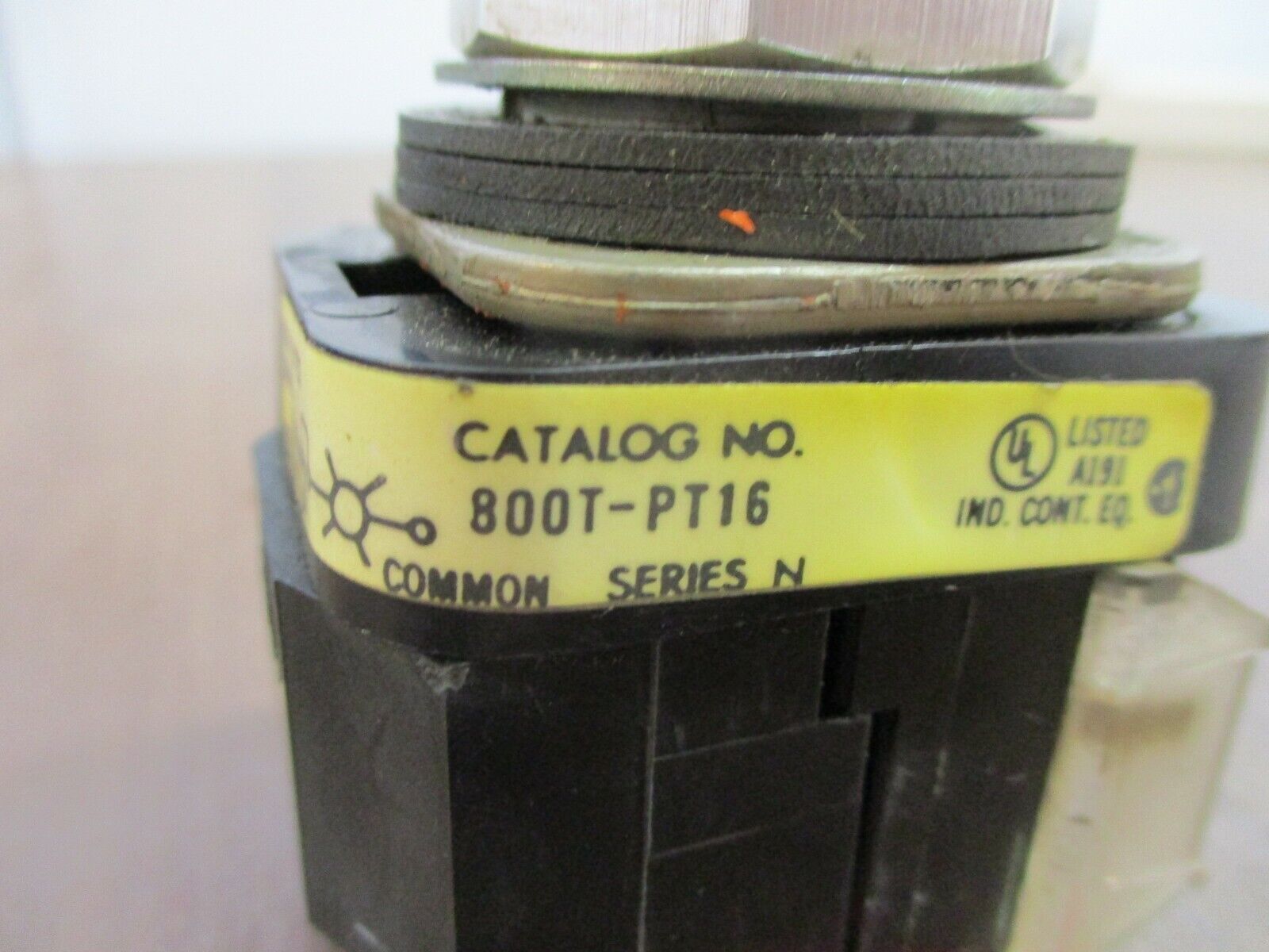 Allen-Bradley Illuminated Push Button 800T-PT16 Ser. N 120V 50/60Hz White Used