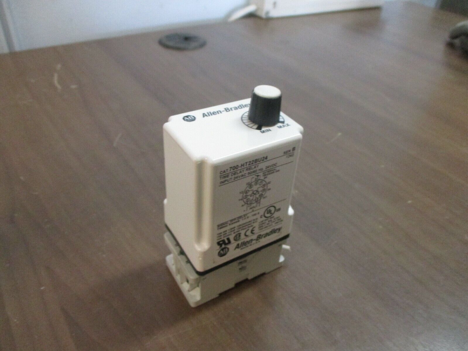 Allen-Bradley Time Delay Relay 700-HT22BU24 Ser. B Signal Off-Delay 24VDC w/Base