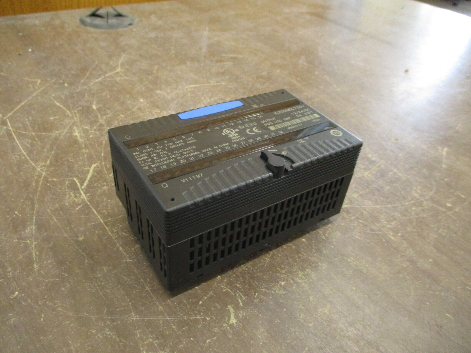 GE Fanuc Output Module IC200MDL750J 12/24VDC 32PT Used