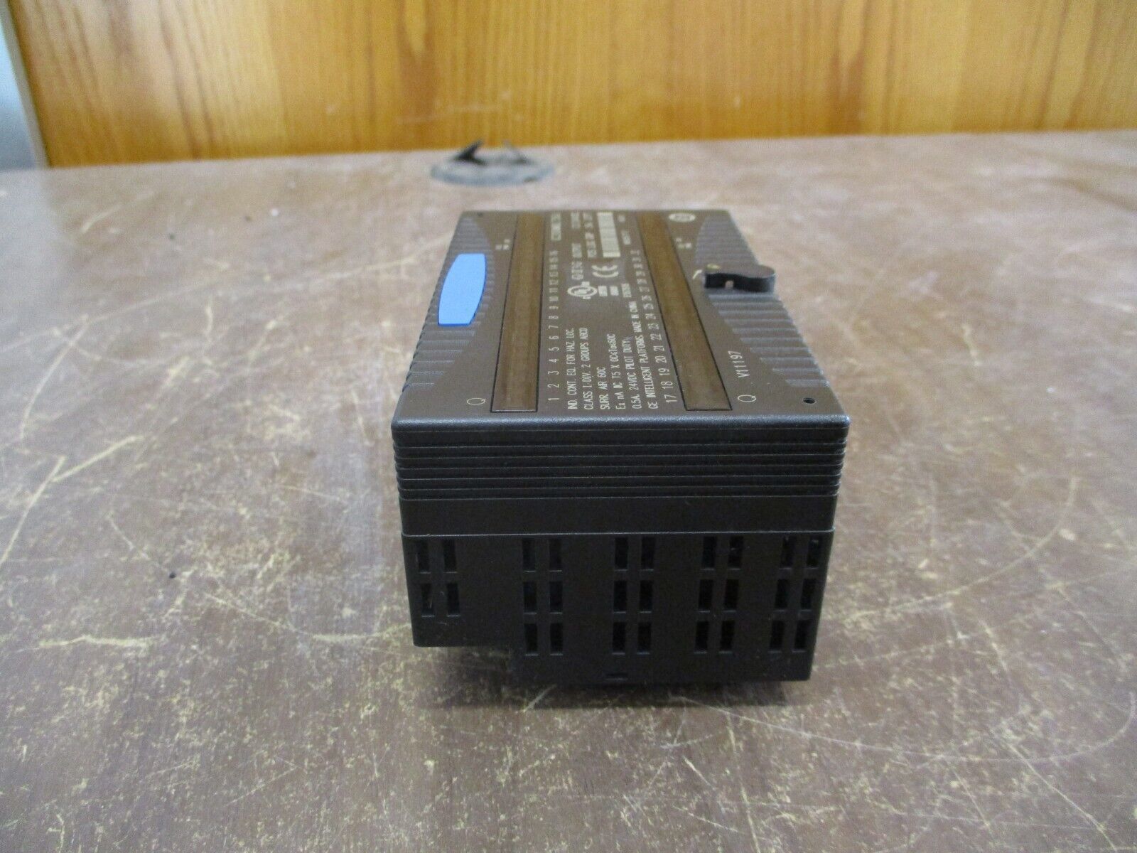 GE Fanuc Output Module IC200MDL750J 12/24VDC 32PT Used