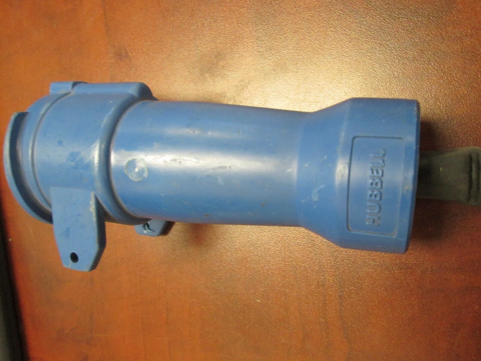 Hubbell Connector 320C6W 20A 250VAC 2P 3W NO CAP OPEN BASE Used