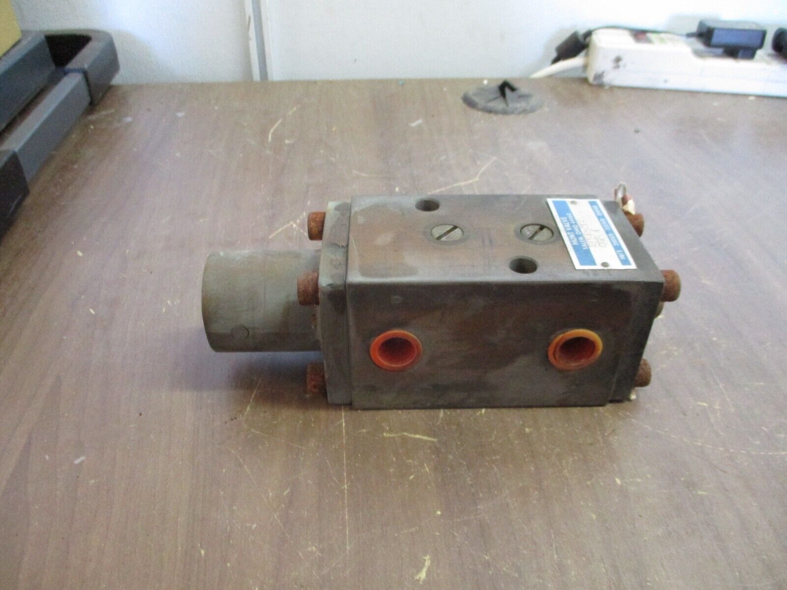 Hunt Valve Hydraulic Valve 3401-MA3 Ser. J Used