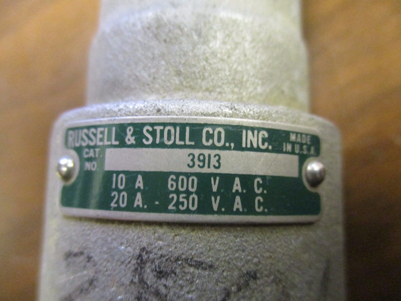 Russellstoll Connector, 3913 10A@600V 20A@250V 3W Conduit End Used