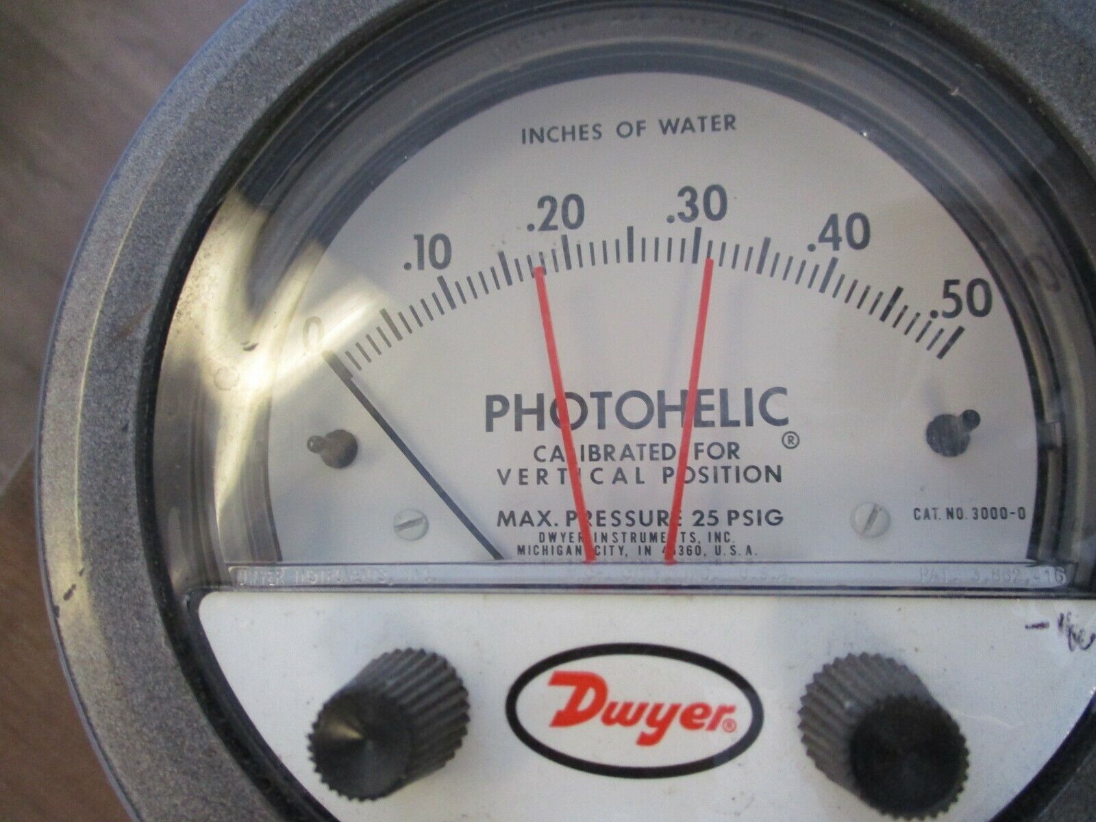 Dwyer Photohelic Pressure Gauge 3000-0 25PSIG Range: 0-0.50" Used