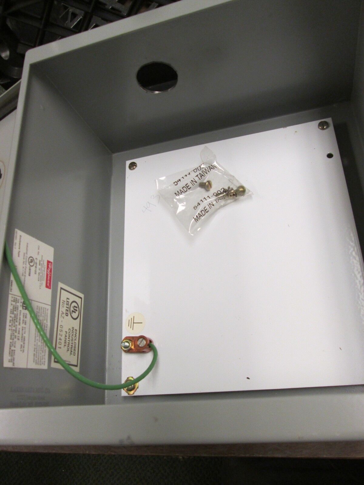 Hoffman Enclosure E-9PBY25 Size: 10x11x6" 9-hole Used