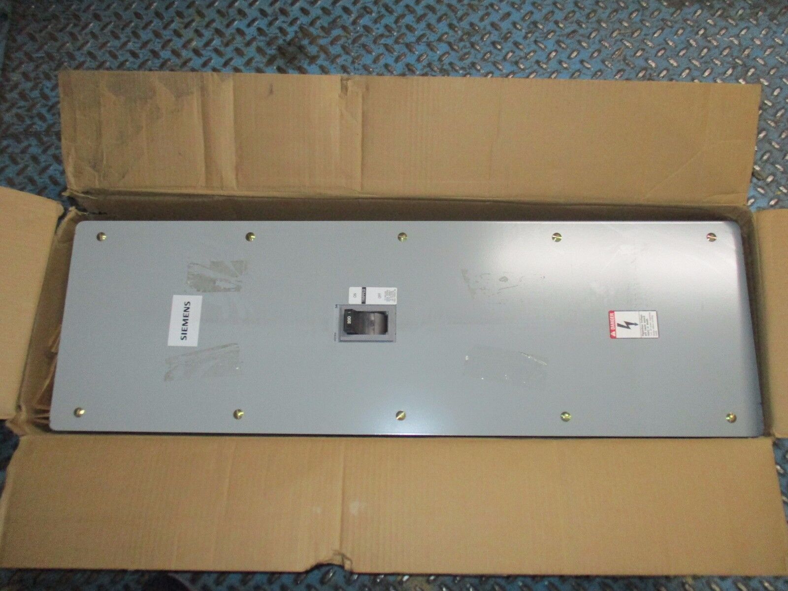 Siemens Enclosed Circuit Breaker E1FHFD63B200 200A 600V 3P Type 1 Enclosure