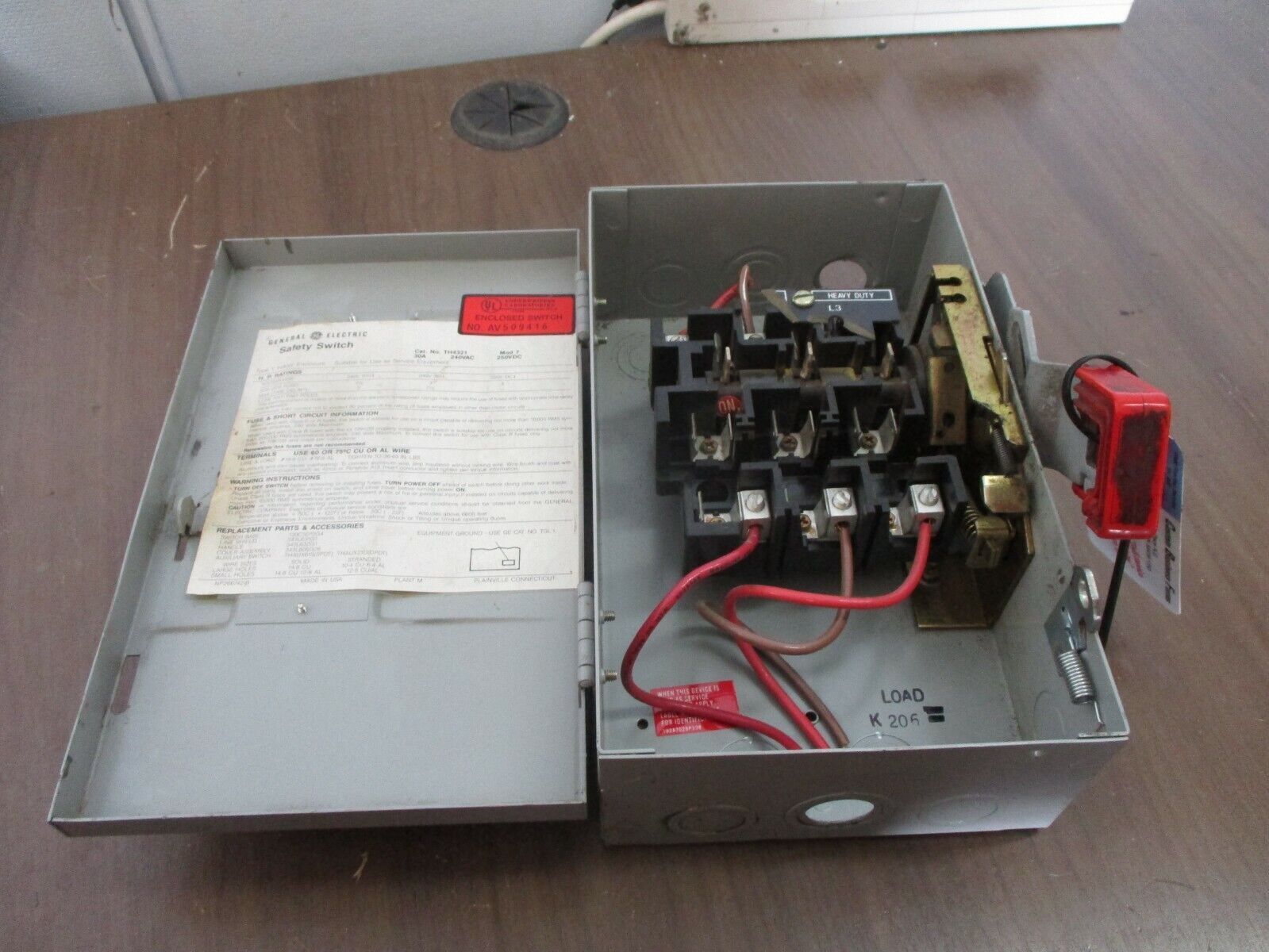 GE Fusible Safety Switch / Disconnect TH4321 30A 240V Used