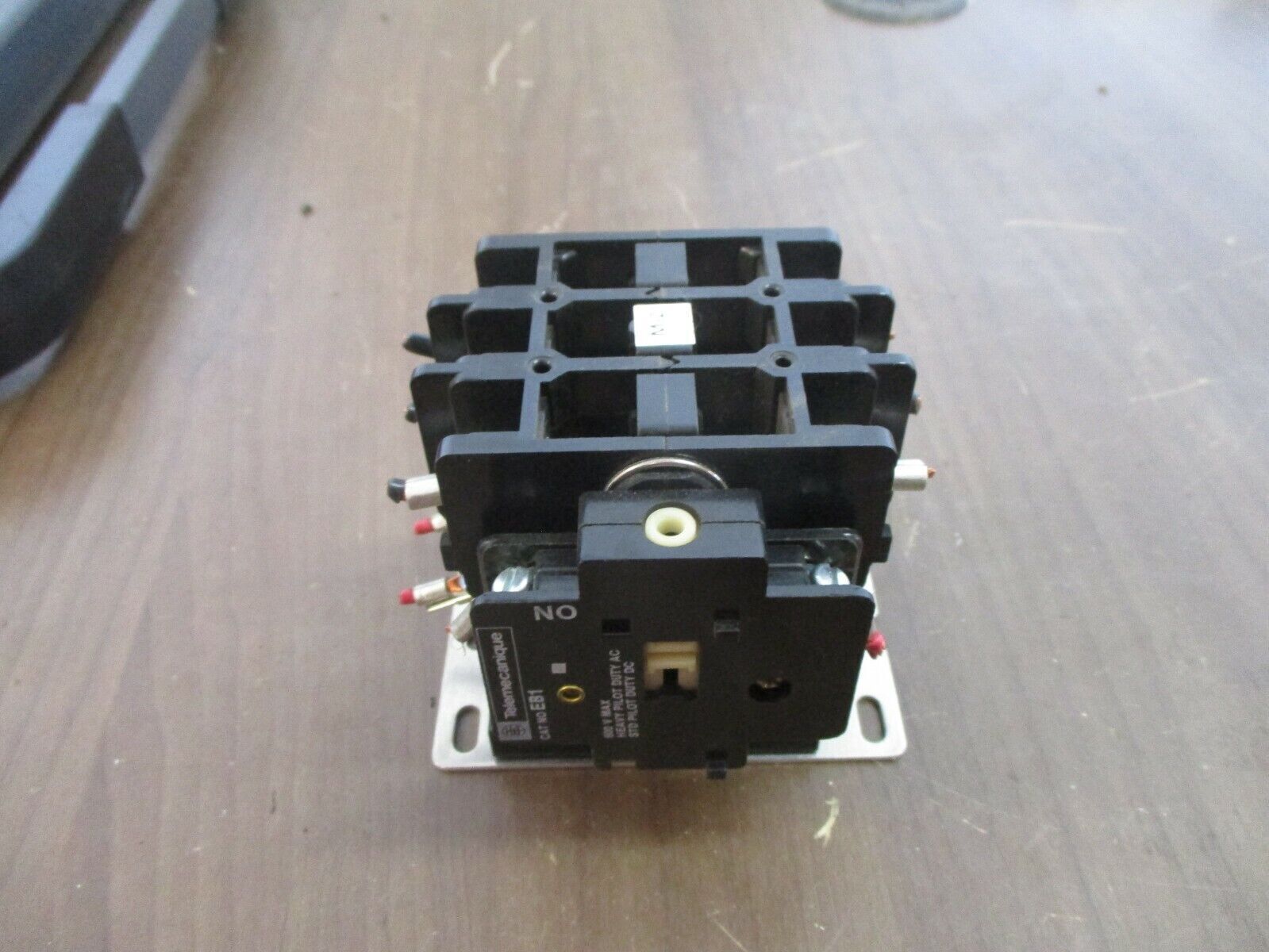 Telemecanique Contactor 2200EB230EA 24V Coil w/ Aux Contact Used