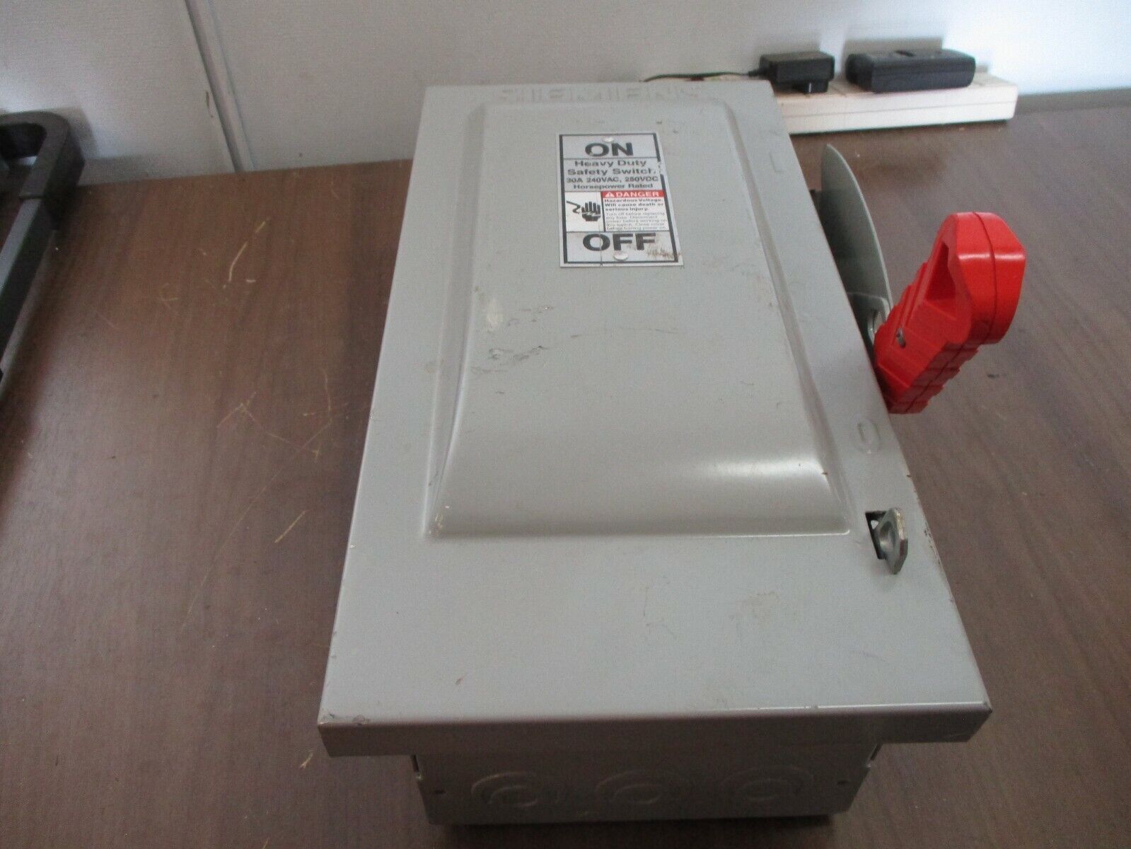 Siemens Fusible Safety Switch / Disconnect HF221N 30A 240V 2P Used