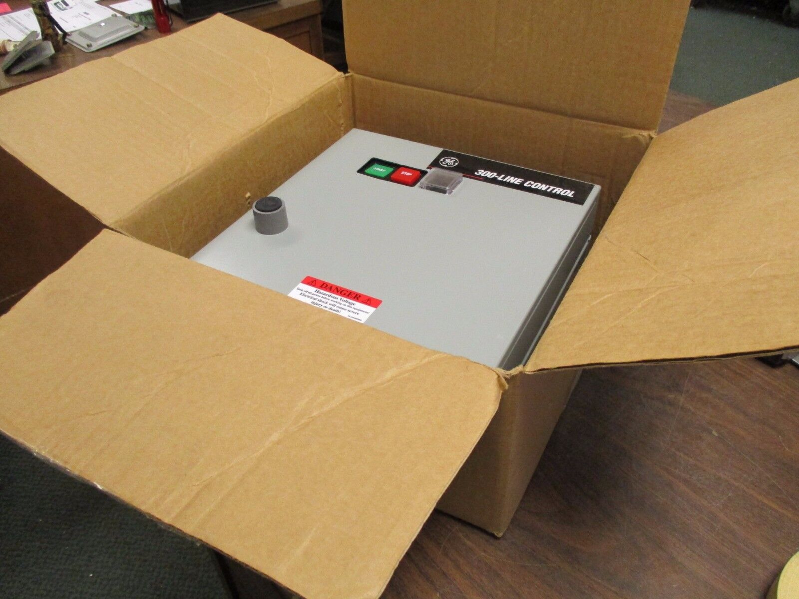 GE Enclosed Starter w/ Control Transformer CR308B18200AD188 Size 0 600V 18A