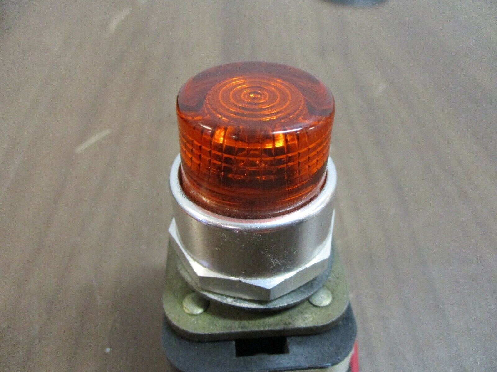 Allen-Bradley Illuminated Push Button 800T-PB16 120V 50/60Hz Amber Used