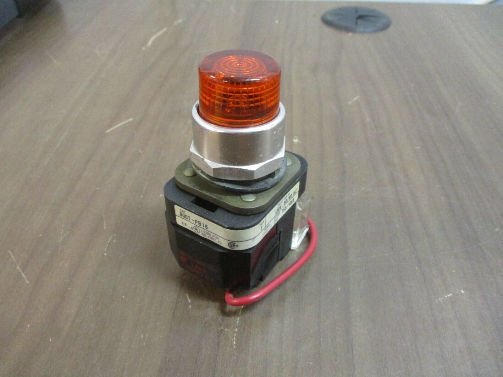 Allen-Bradley Illuminated Push Button 800T-PB16 120V 50/60Hz Amber Used