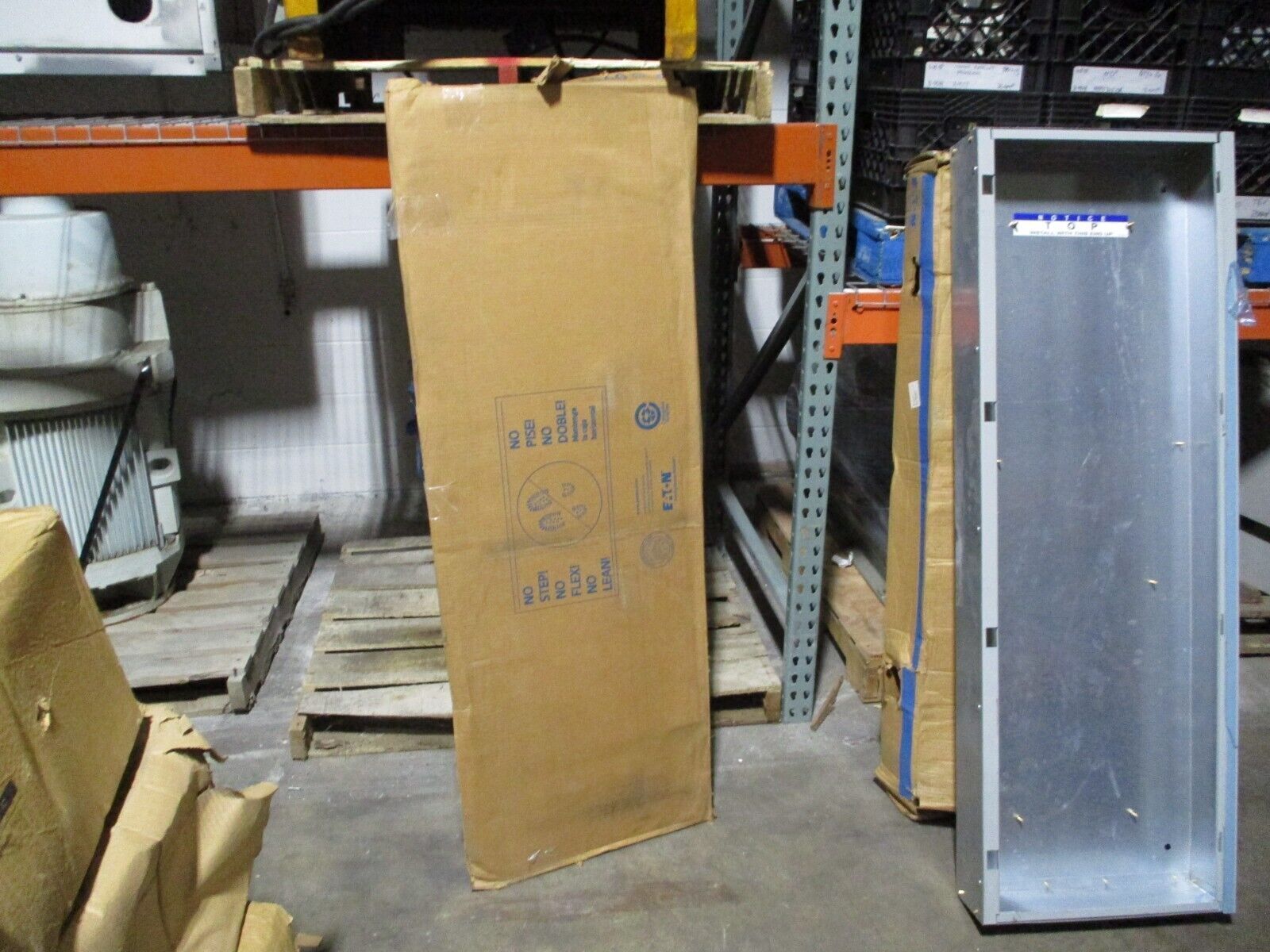 Eaton Main Lug Panelboard Interior w/ Box & Cover EZB2060R / EZV2060F 225A 3W