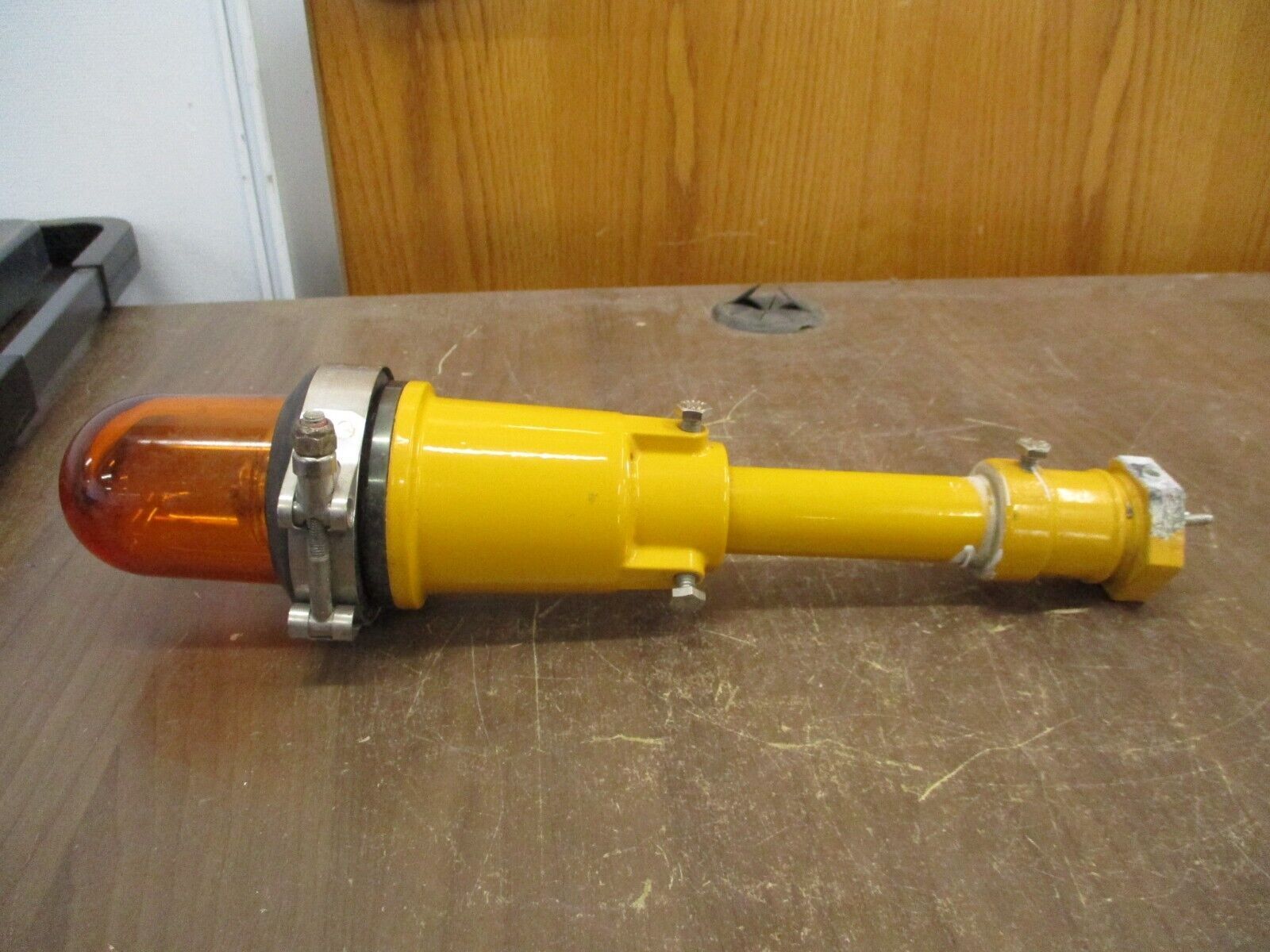 Crouse-Hinds Utility Light 8615UL5-Y-120-14 Used