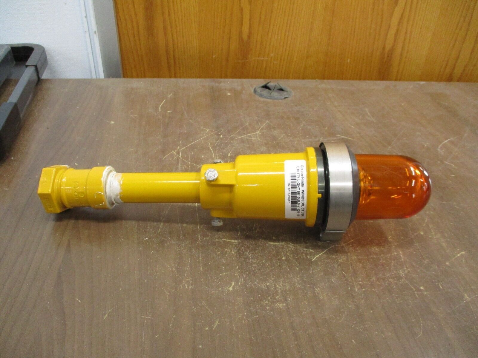 Crouse-Hinds Utility Light 8615UL5-Y-120-14 Used