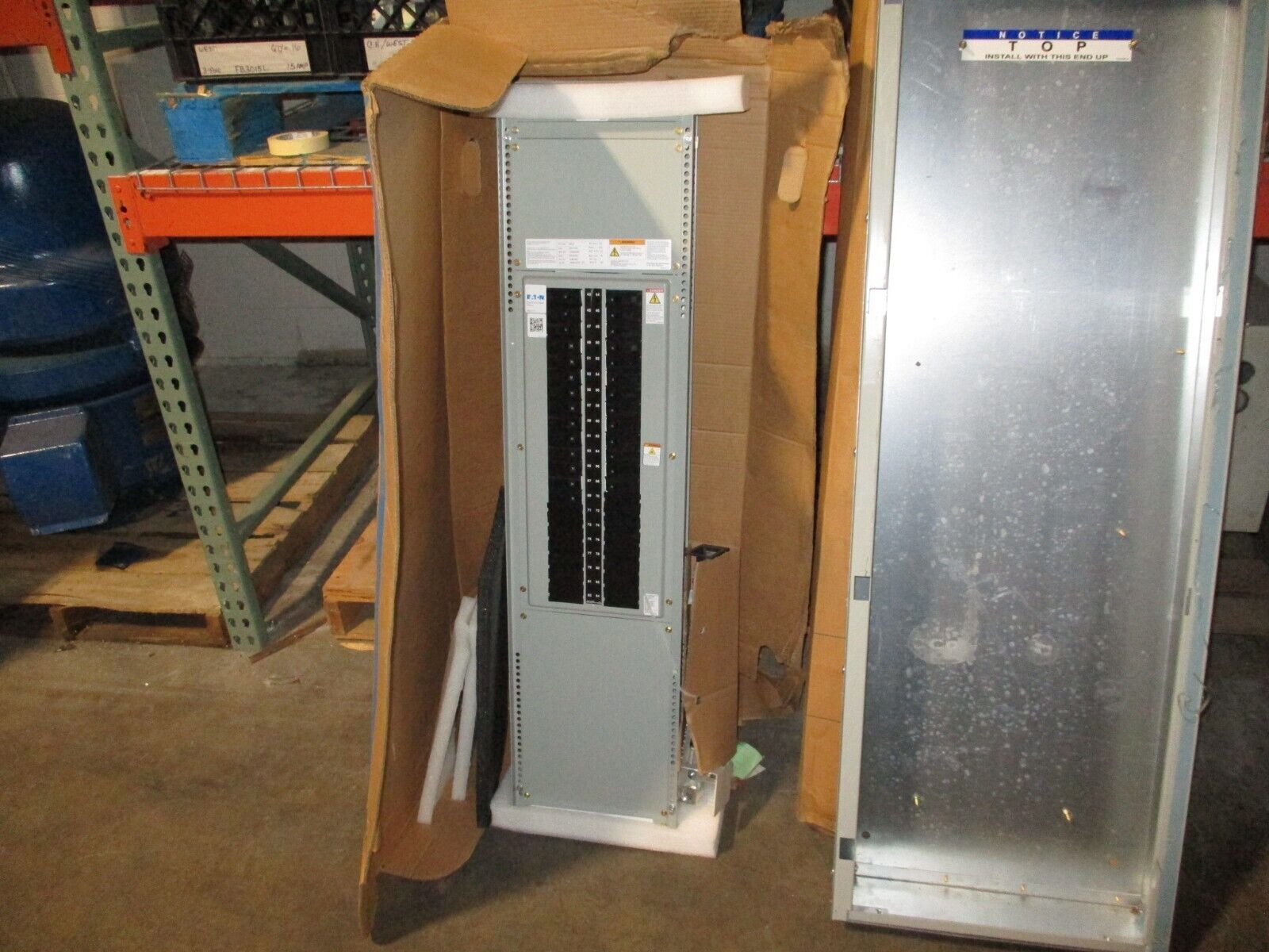 Eaton Main Lug Panelboard Interior w/ Box & Cover EZB2060R / EZV2060F 225A 3W