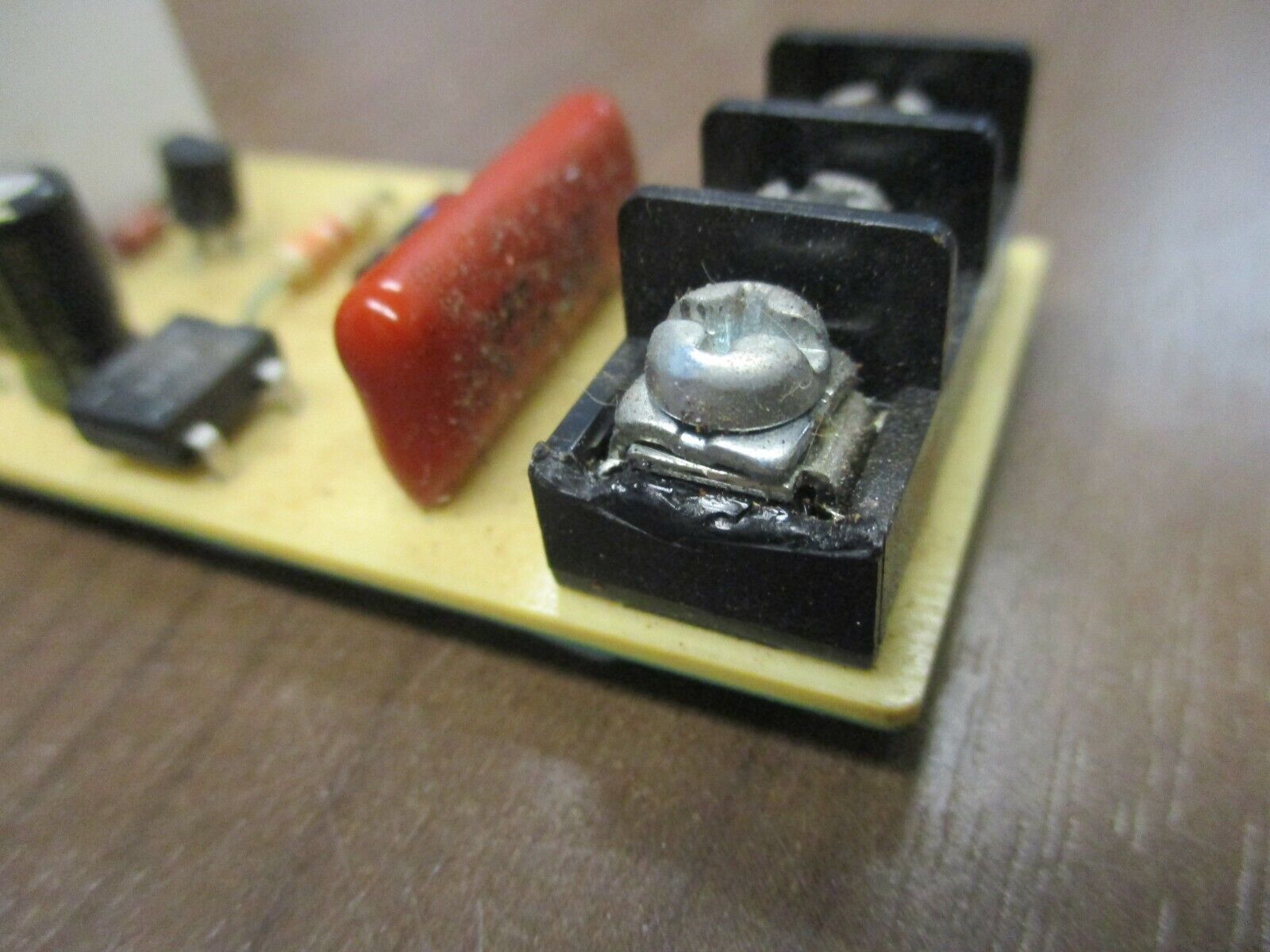 RIB Track-Mount Relay RIBMU1C 10-30V AC/DC 120VAC *Chipped Insulator* Used