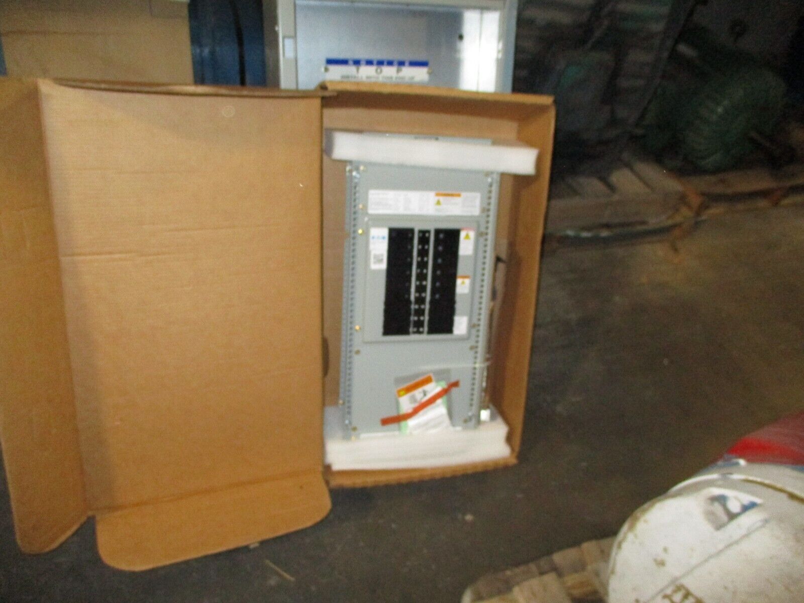 Eaton Main Lug Panelboard Interior w/ Box & Cover P21A100LT18AH01 / EZB2036R