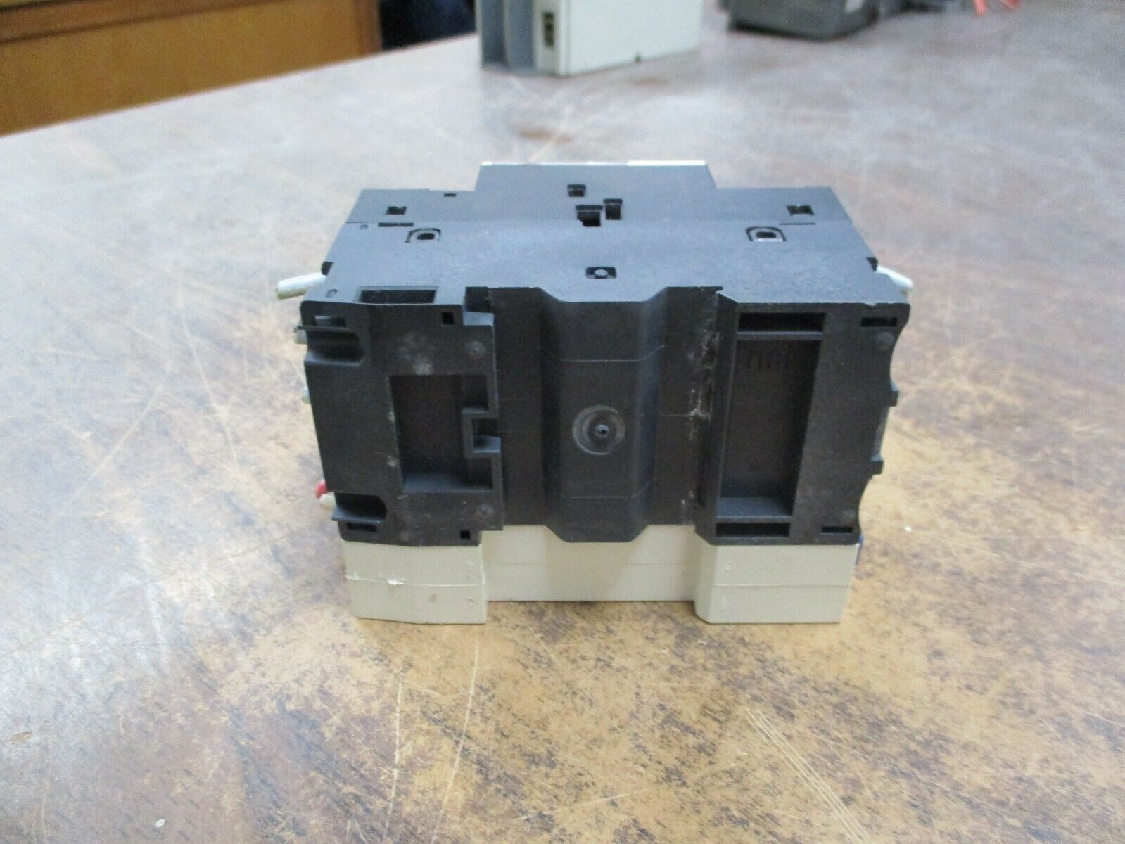 Telemecanique Manual Motor Starter GV2ME08 Trip: 2.5-4A, 600V Max w/ Aux Contact