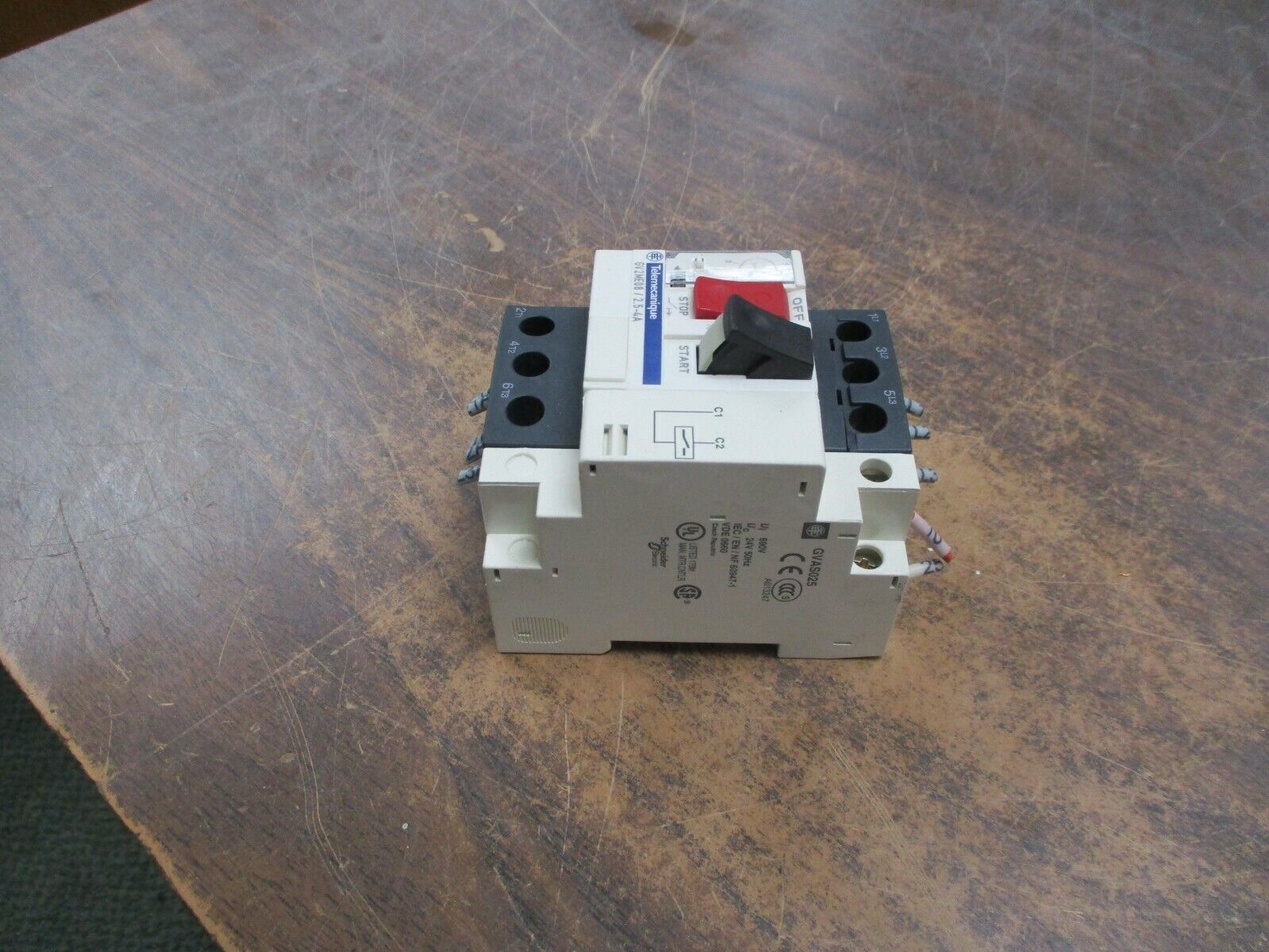 Telemecanique Manual Motor Starter GV2ME08 Trip: 2.5-4A, 600V Max w/ Aux Contact