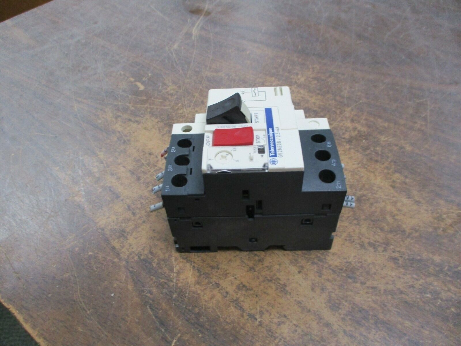Telemecanique Manual Motor Starter GV2ME08 Trip: 2.5-4A, 600V Max w/ Aux Contact