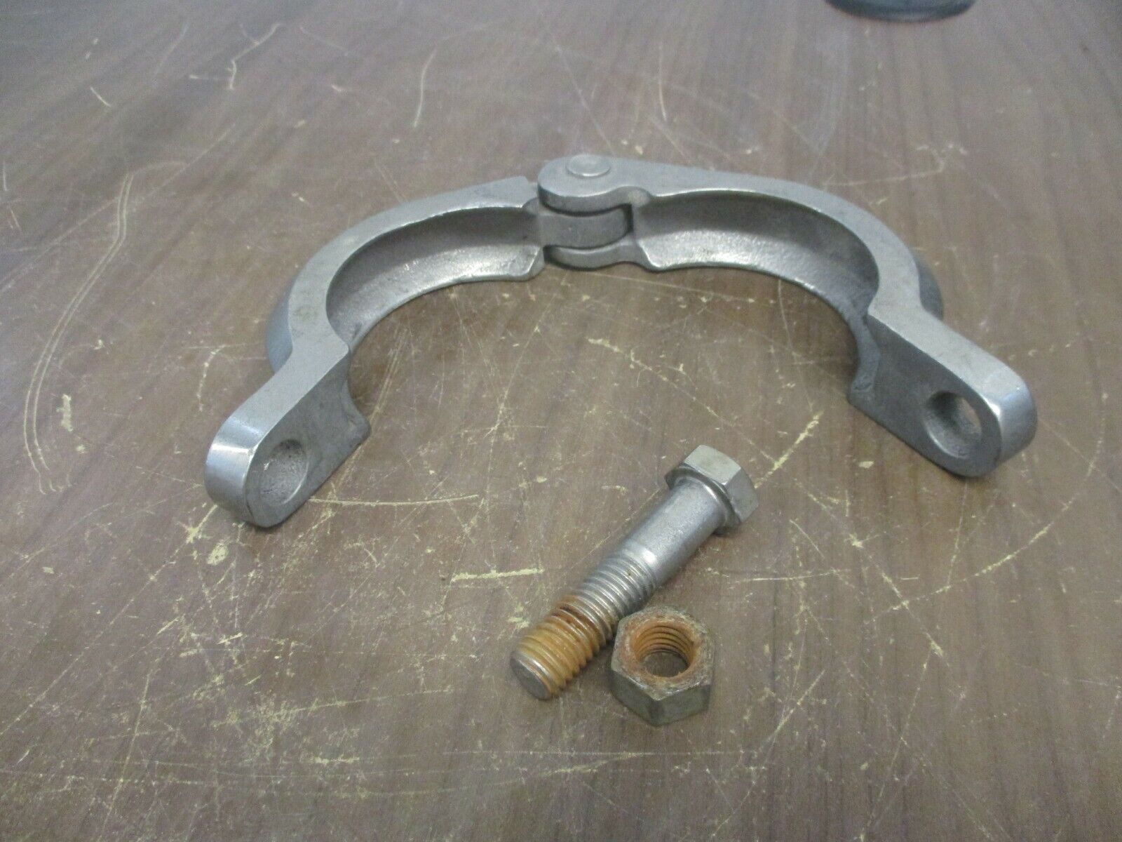 Misc. Brand Hinged Split-Ring Clamp Size: 2.5" Used