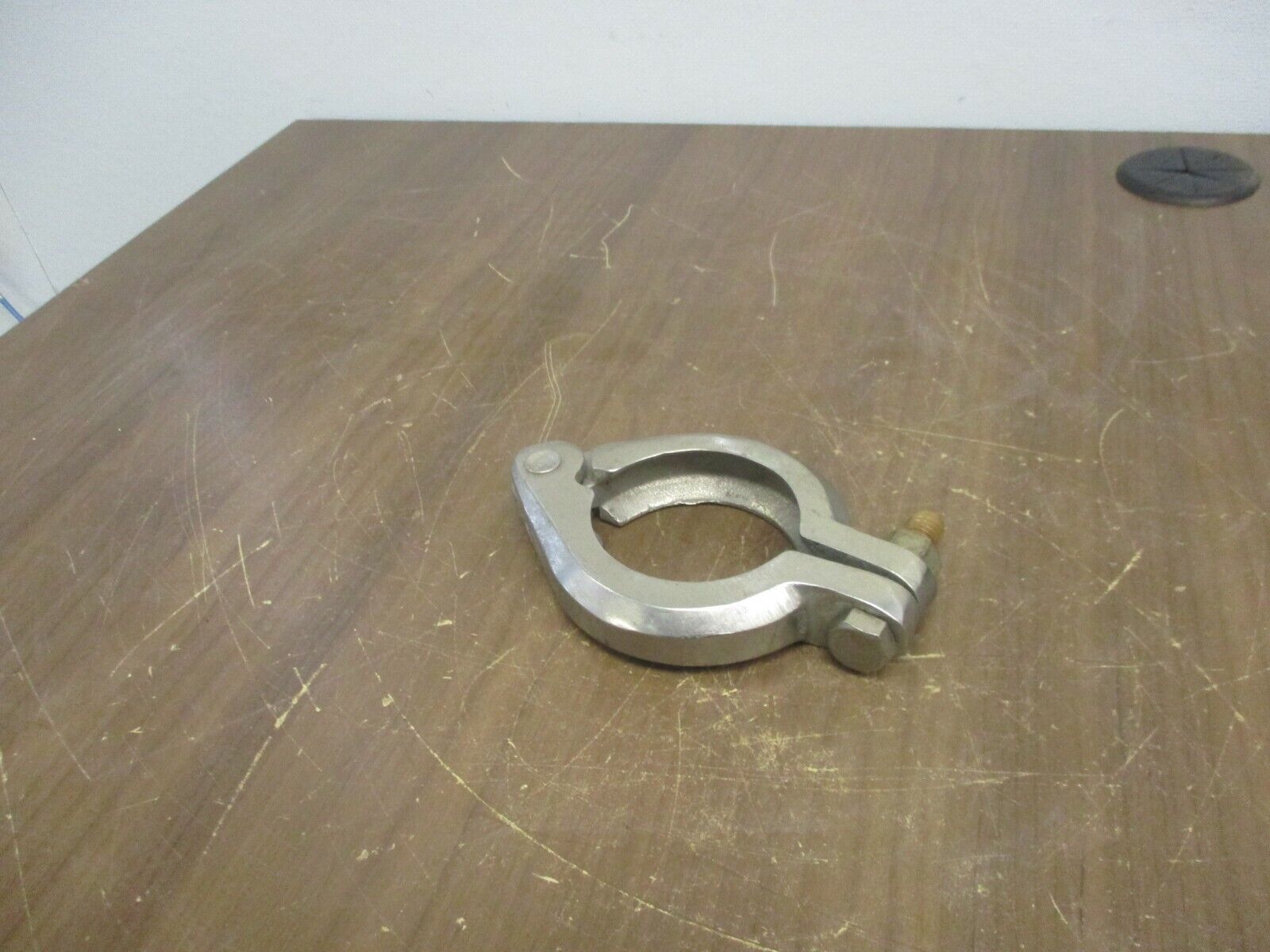 Misc. Brand Hinged Split-Ring Clamp Size: 2.5" Used
