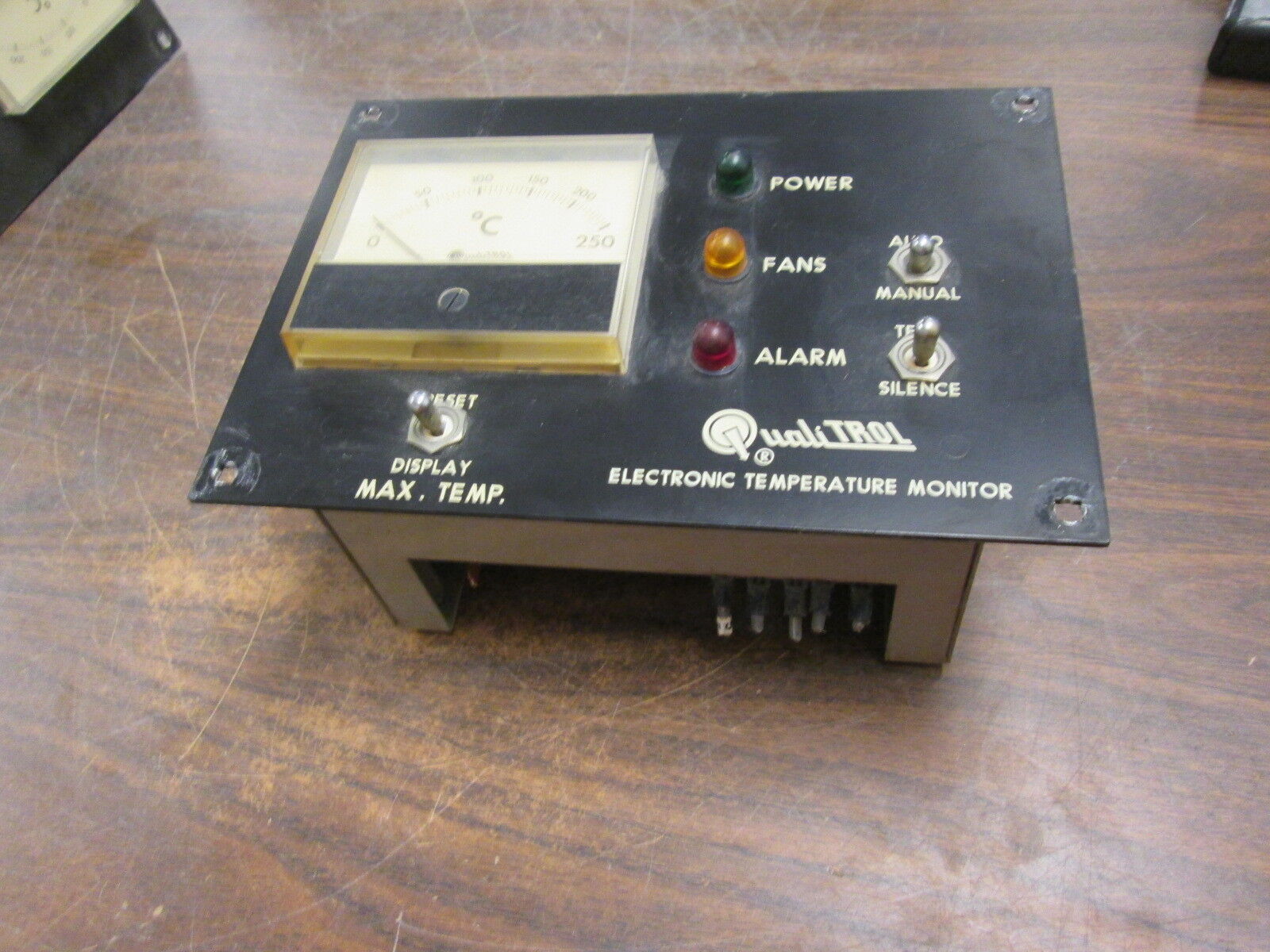 Qualitrol Electronic Temperature Monitor 108-204-01 120V 50/60Hz 1A Used