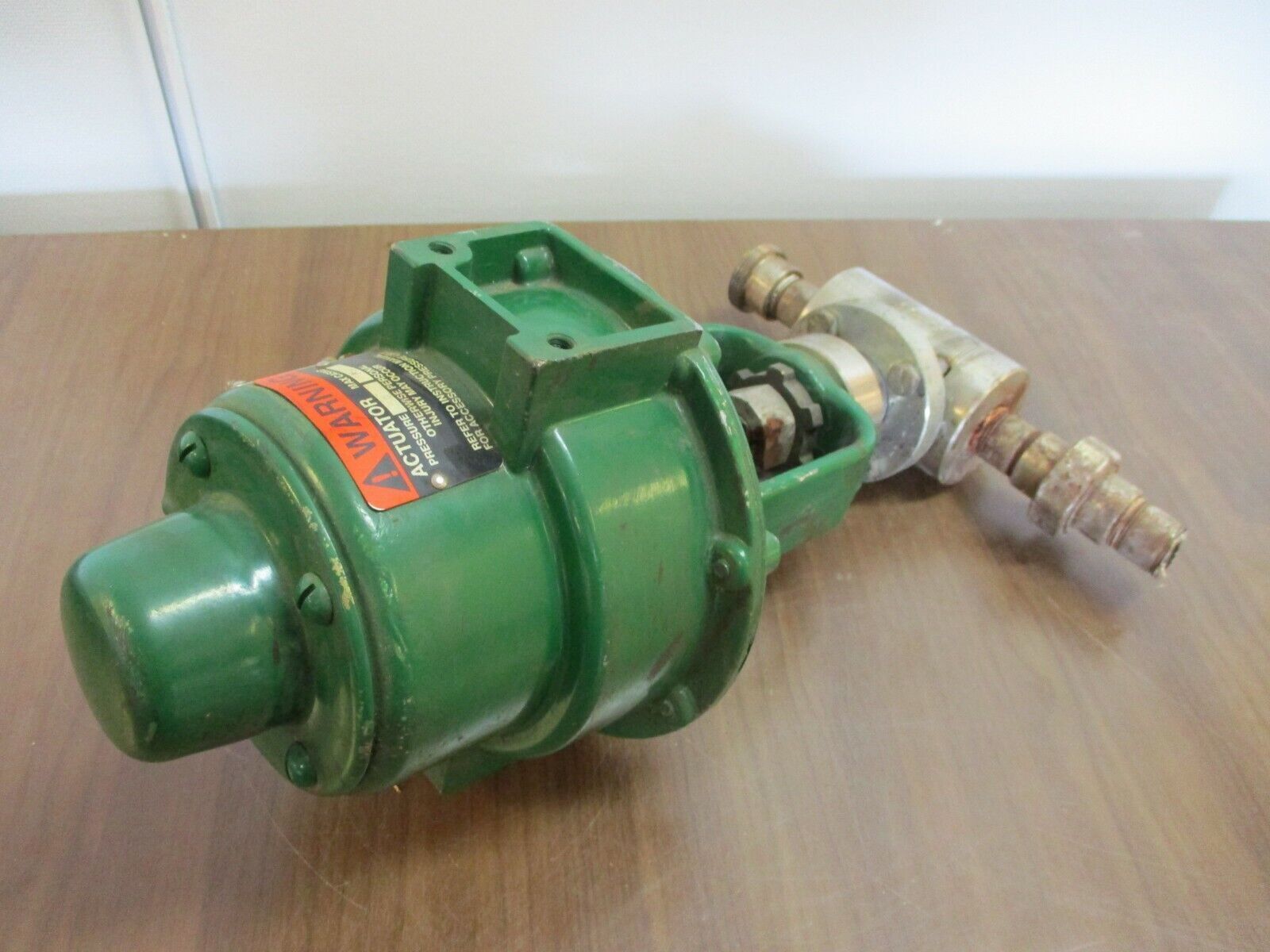 Fisher, Actuated Control Valve, part#: B/513R, Body size: 30, actuator size: 20