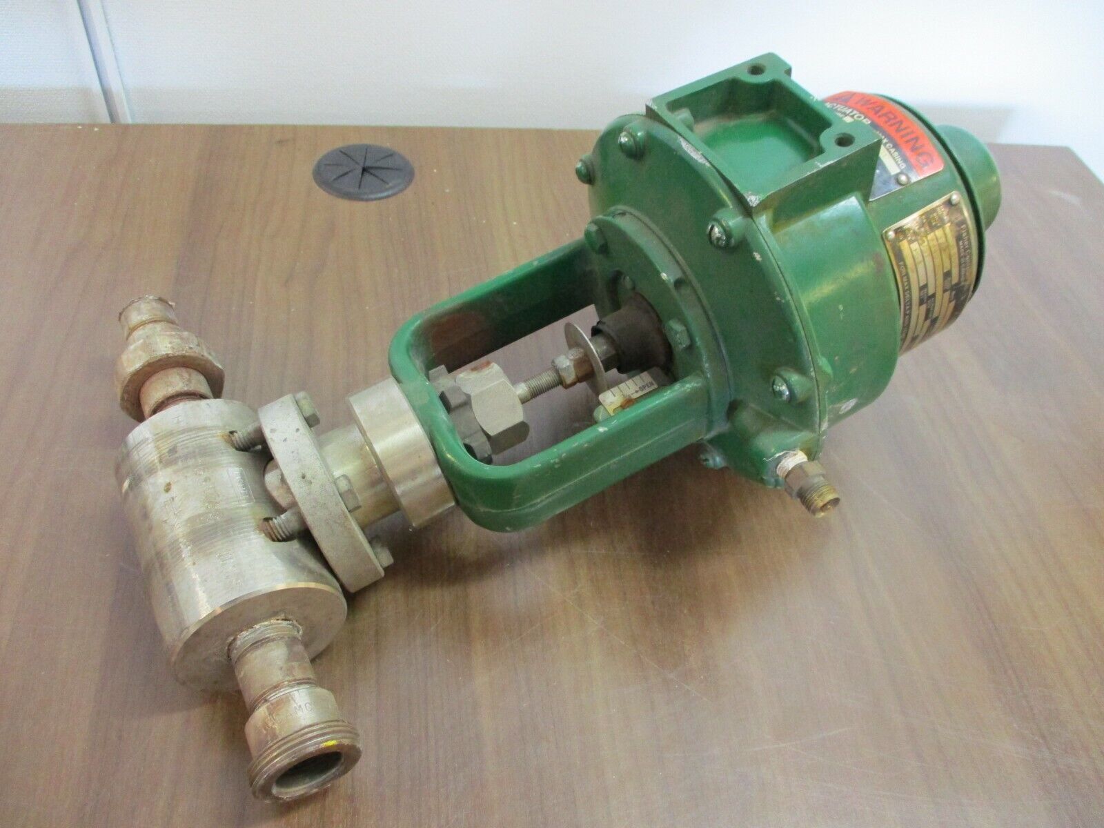 Fisher, Actuated Control Valve, part#: B/513R, Body size: 30, actuator size: 20