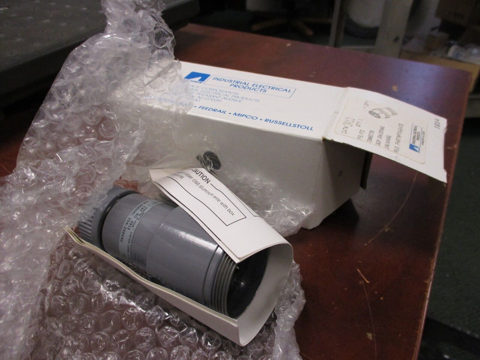 Russellstoll Connector 3913 10A@600V 20A@250V 2W New Surplus