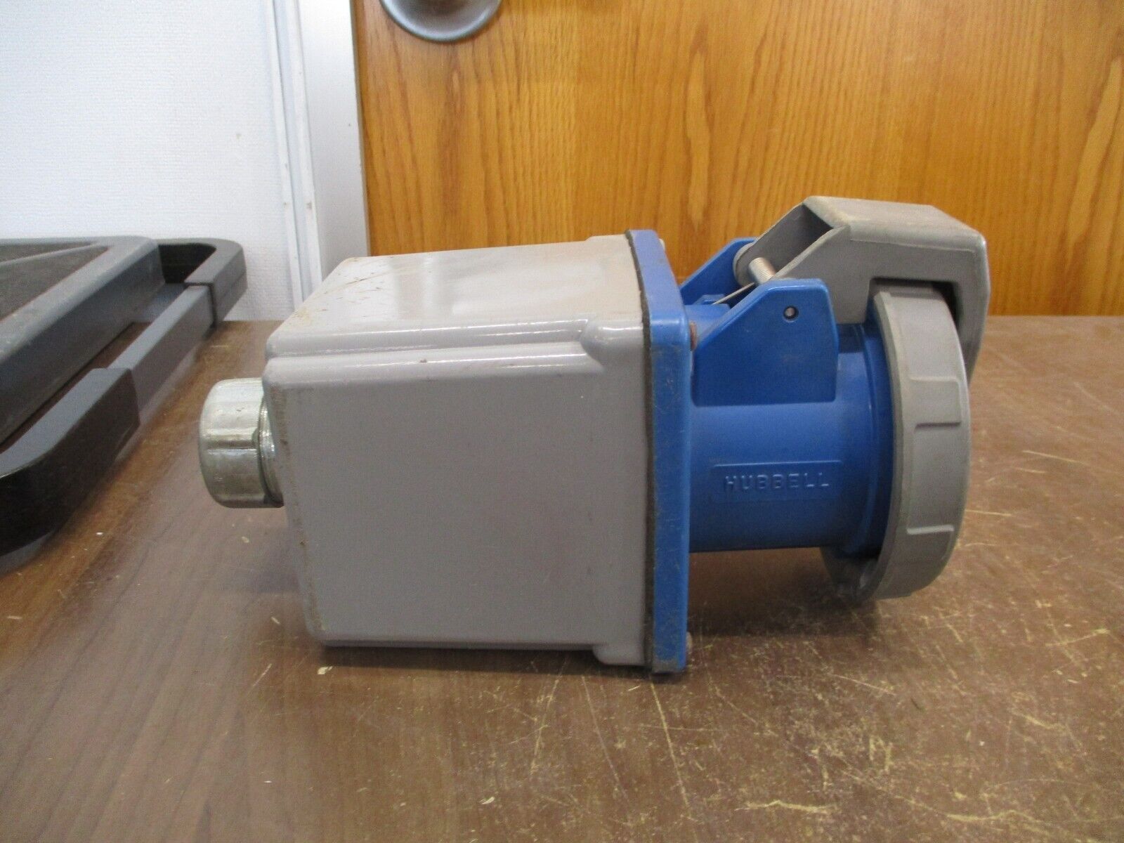 Hubbell Receptacle w/ Base 560R9W 60A 120/208V Used