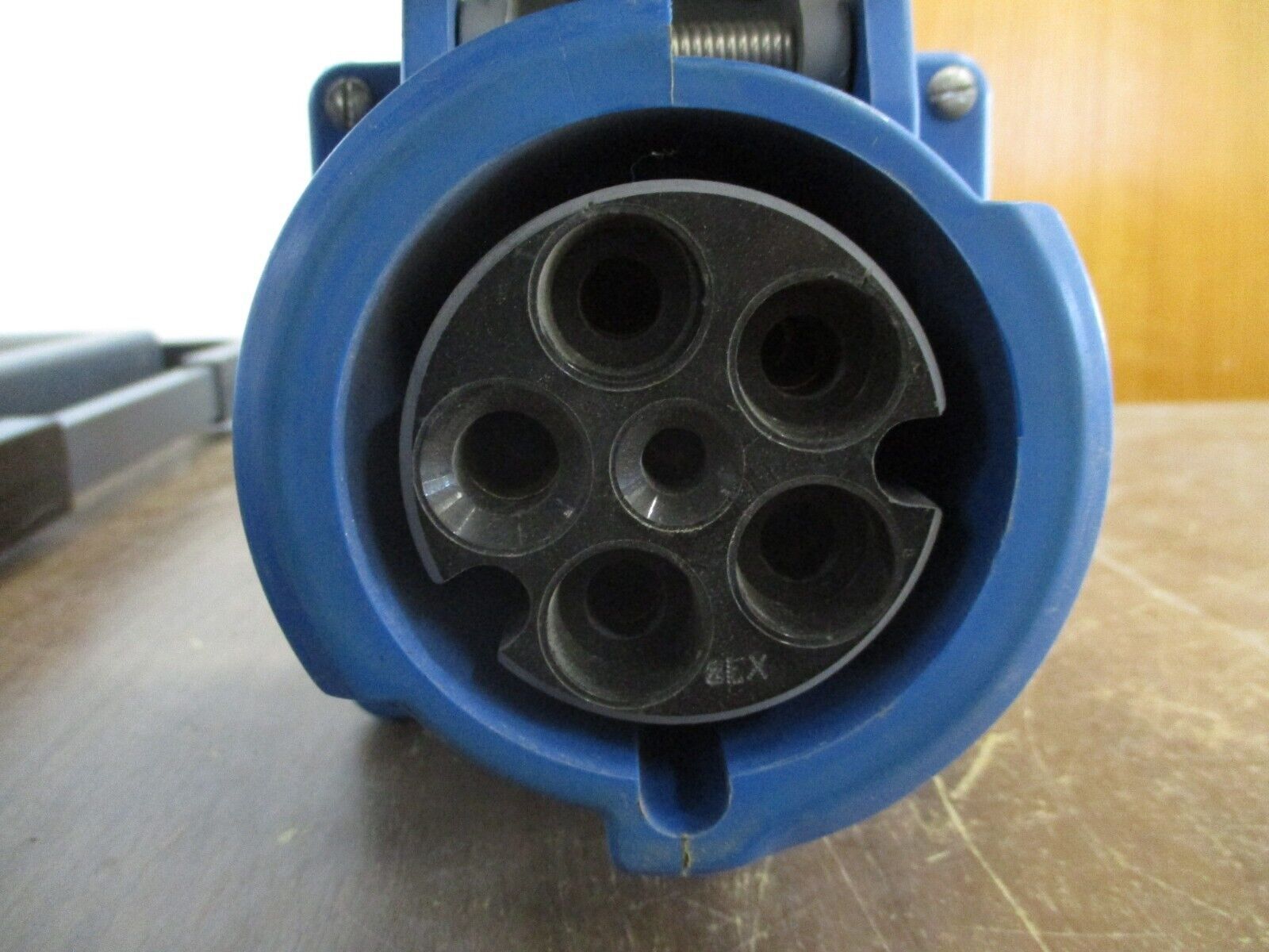 Hubbell Receptacle w/ Base 560R9W 60A 120/208V Used