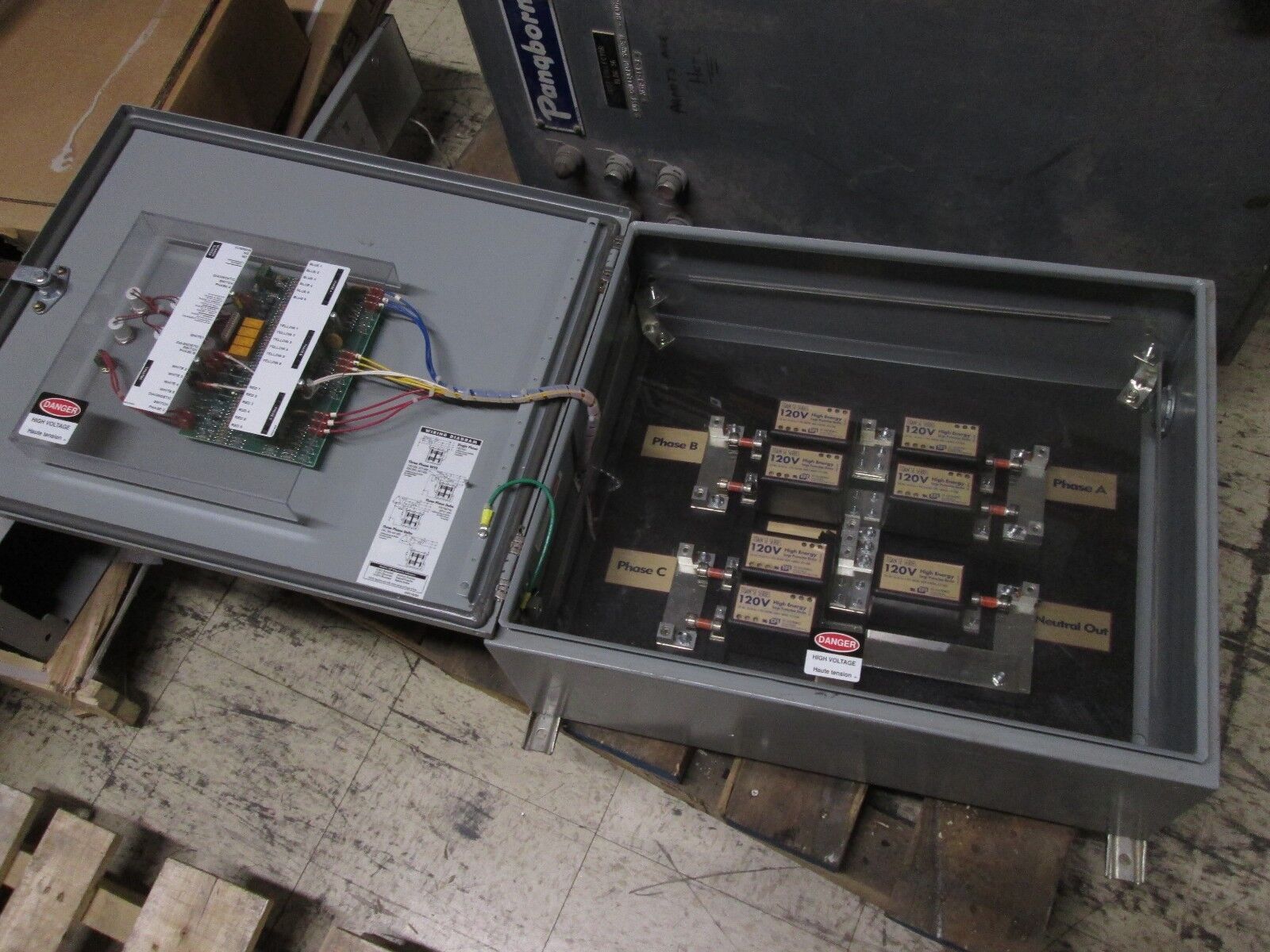 EFI Titan Series Surge Suppressor TSE022-2M-SN 120/208Y Used