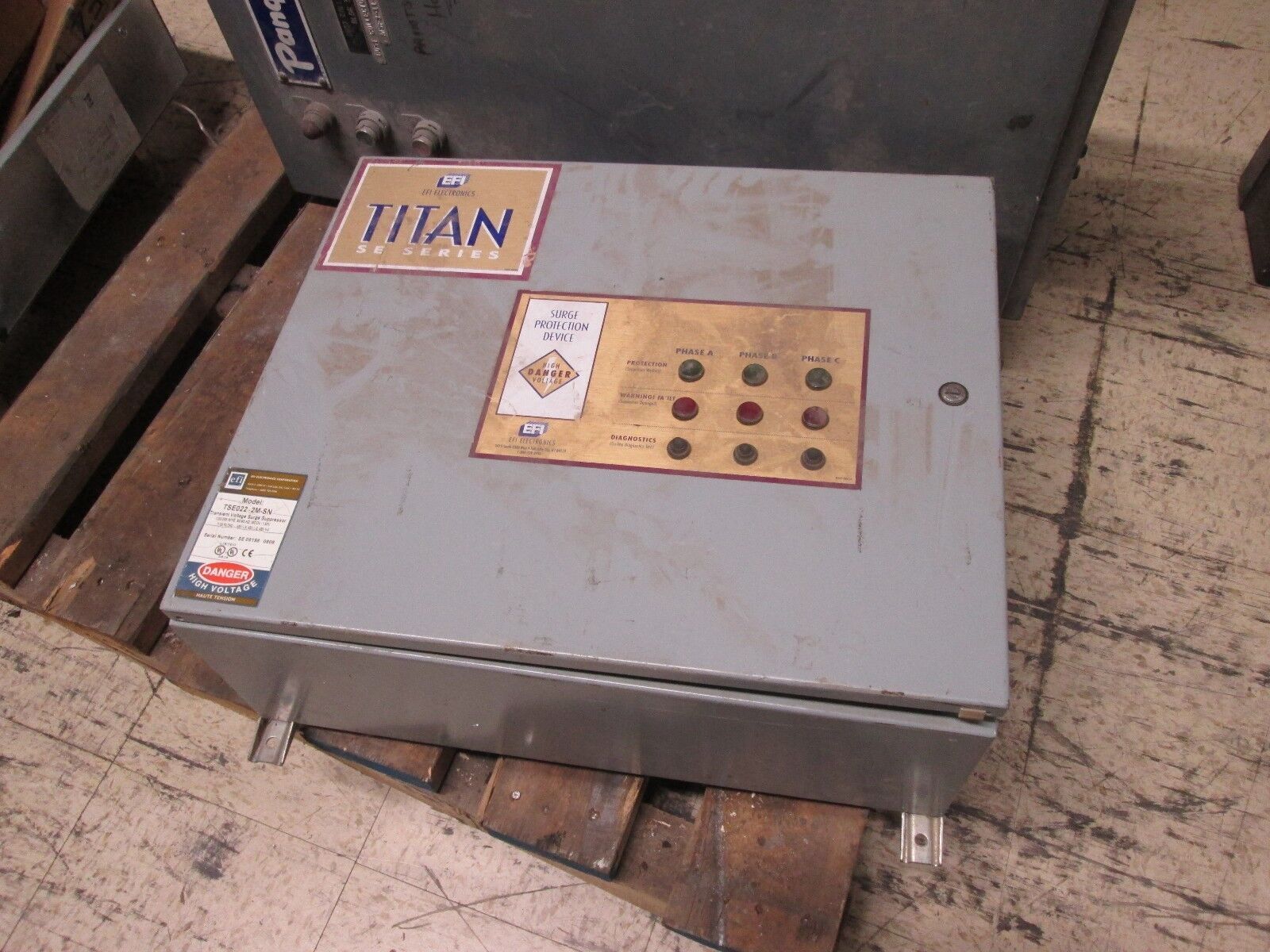 EFI Titan Series Surge Suppressor TSE022-2M-SN 120/208Y Used