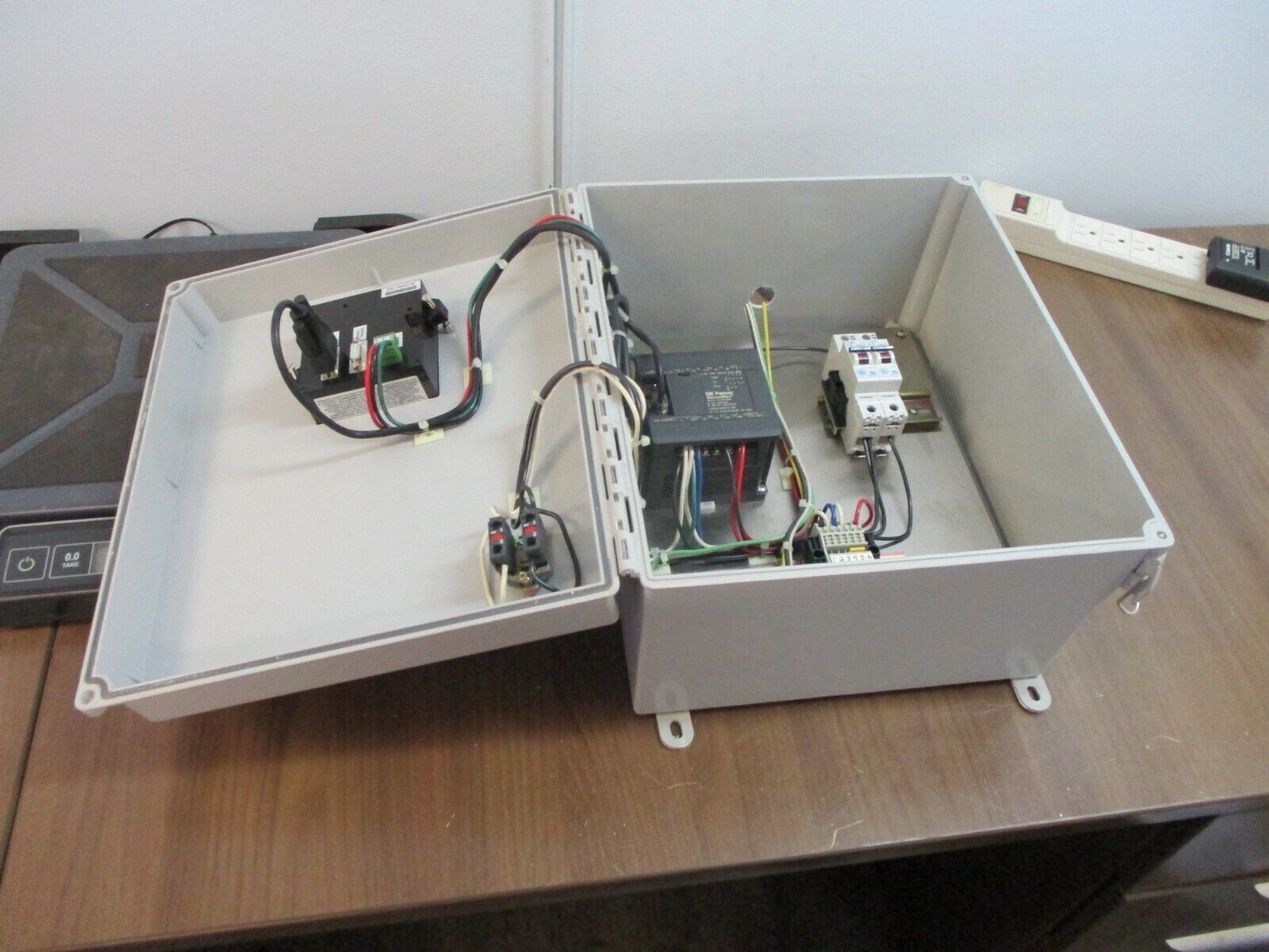 GE Fanuc VersaMax Enclosed Micro Controller IC200UAR014-BD 5VDC / 240VAC Used