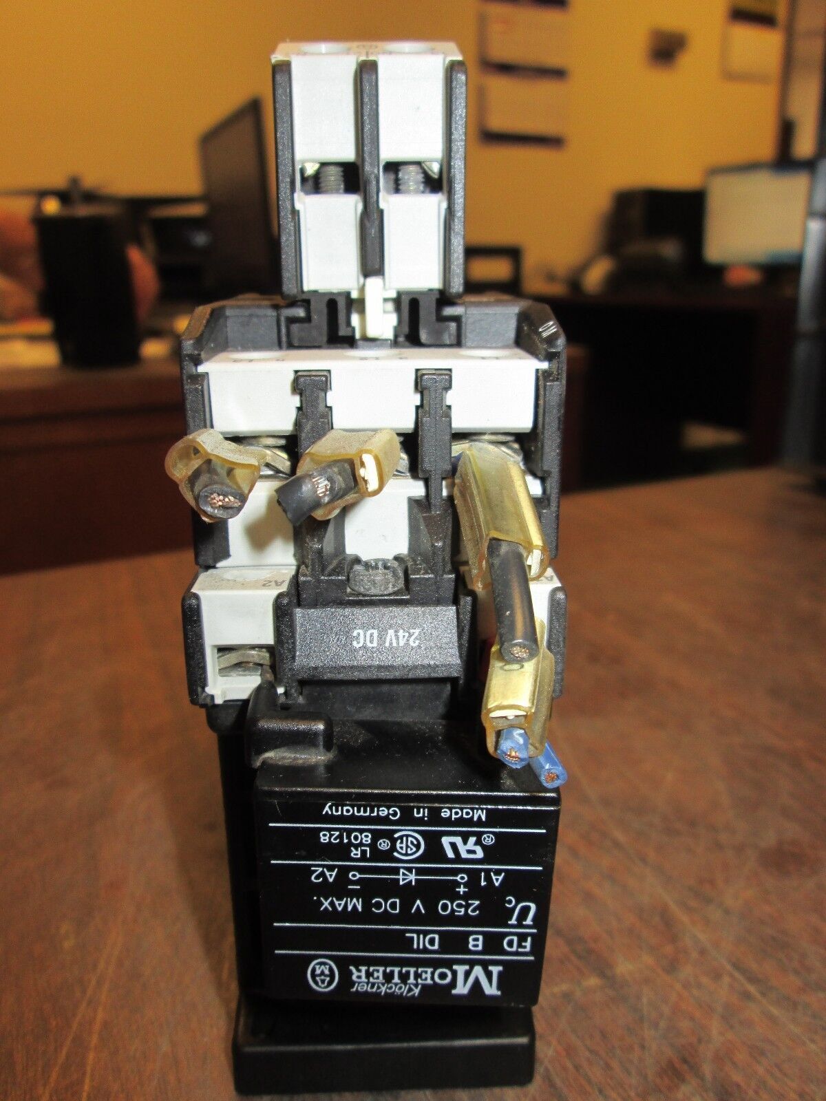 Klockner Moeller Contactor w/ Aux Contact Block DIL0M-G 24VDC Coil 35A 600V Used