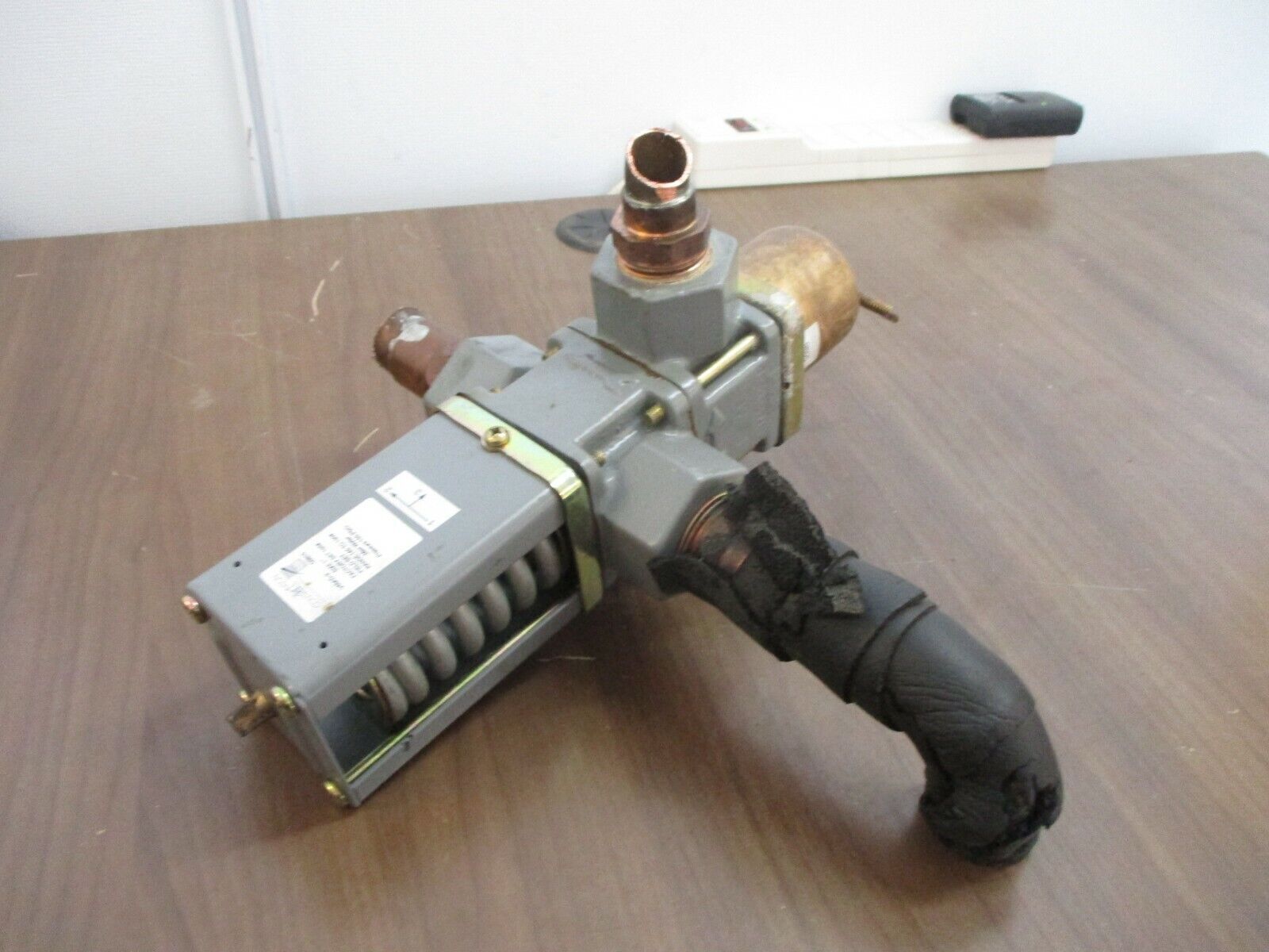 Johnson Controls 3-Way Valve V48AD-2 Size: 1" Range: 145-190 150PSIG Water Max