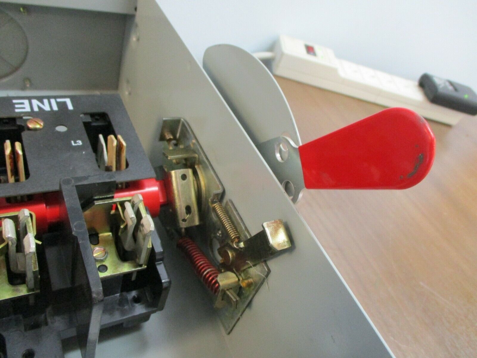 GE Fusible 3R Safety Switch TG4323R 100A 208Y/120VAC 240VAC 250VDC 3P 4W Used