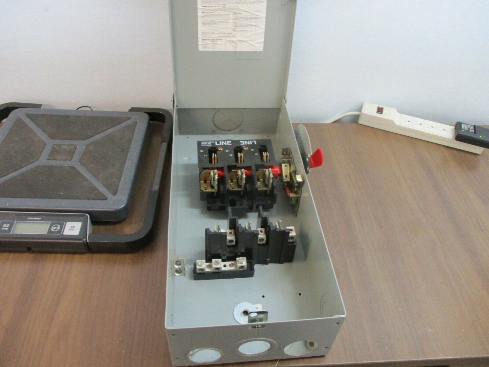 GE Fusible 3R Safety Switch TG4323R 100A 208Y/120VAC 240VAC 250VDC 3P 4W Used